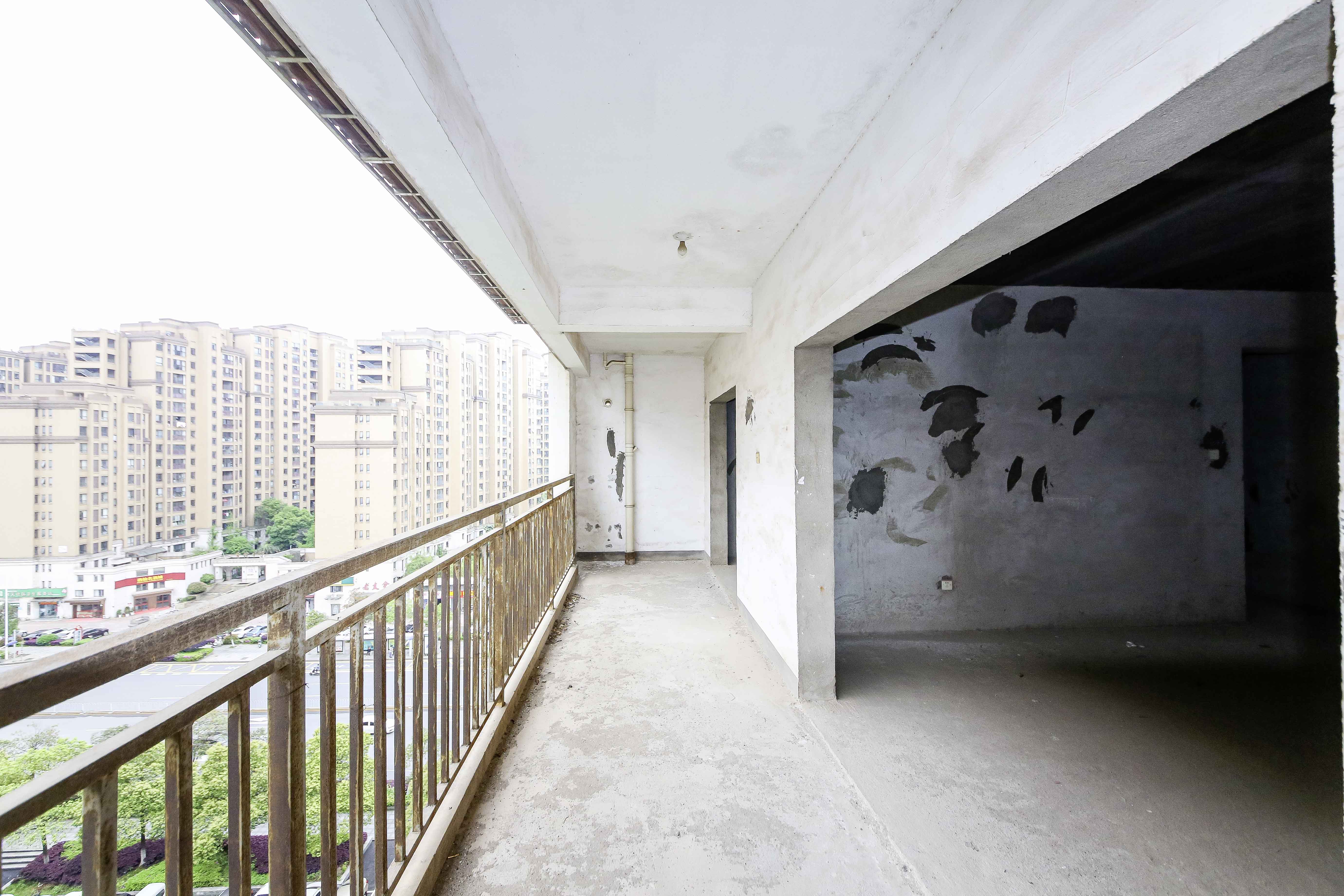 湘府名邸（同力家园）  5室2厅2卫   142.00万阳台
