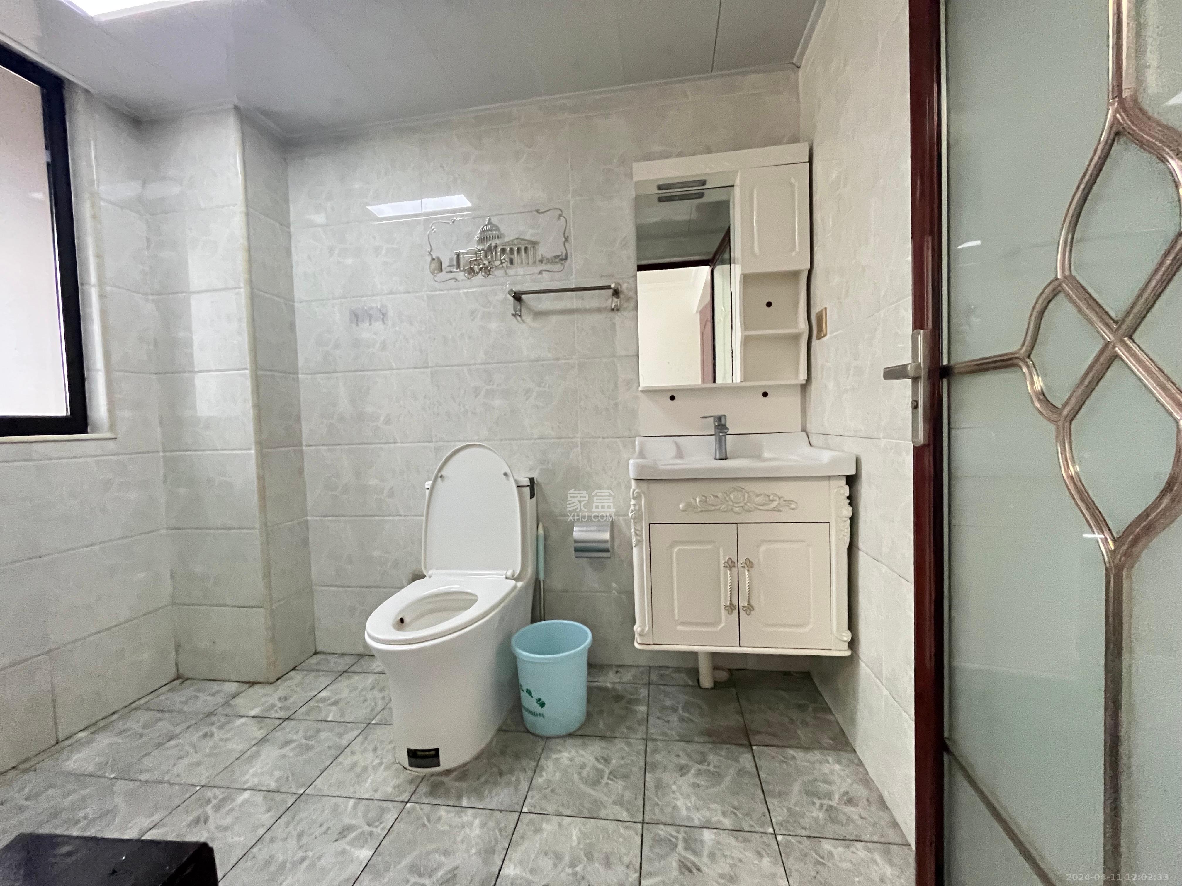 勤诚达新界  4室2厅2卫   2400.00元/月室内图