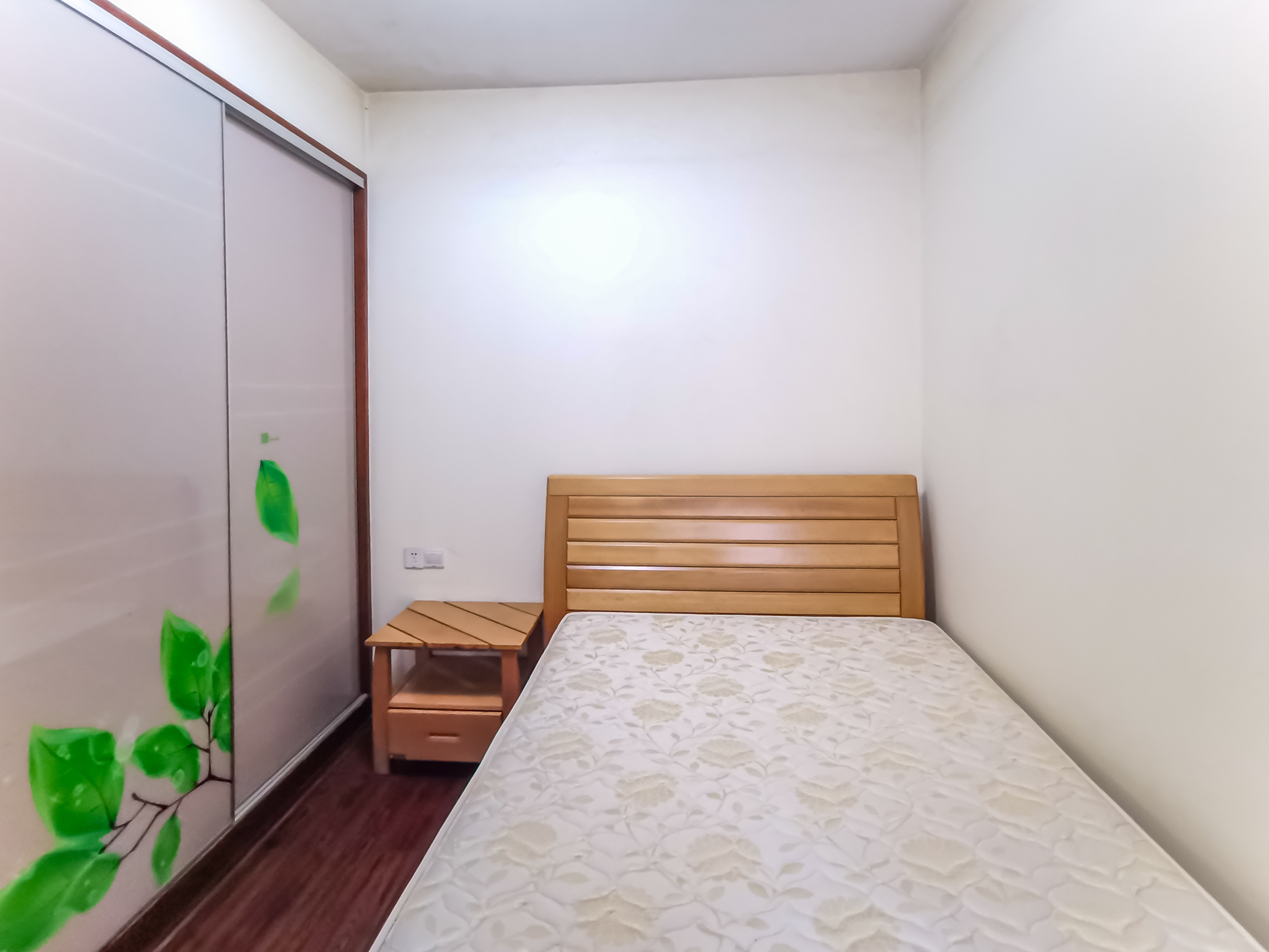 三一街区  3室2厅1卫   53.80万卧室