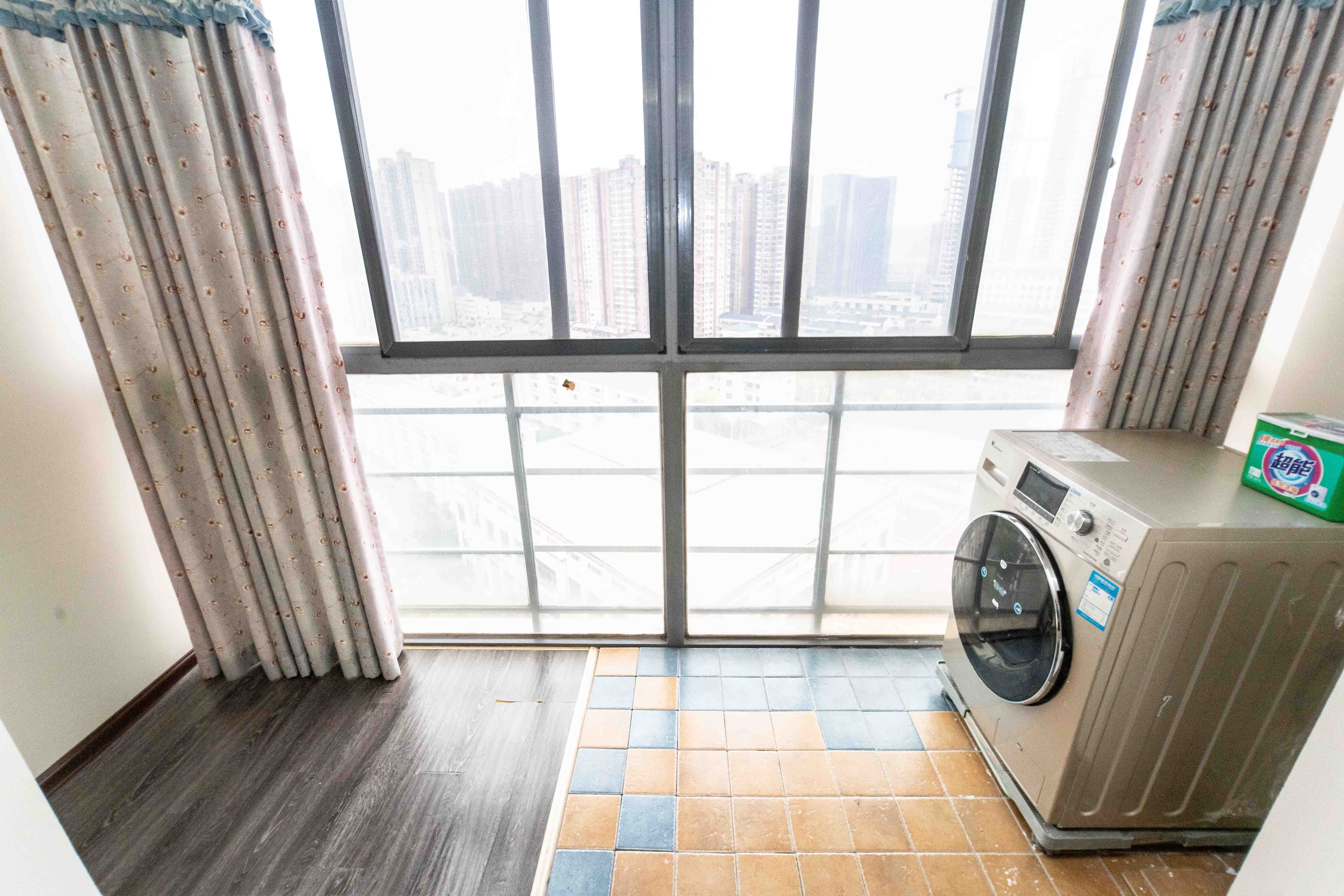 银港水晶城  2室2厅1卫   76.00万阳台