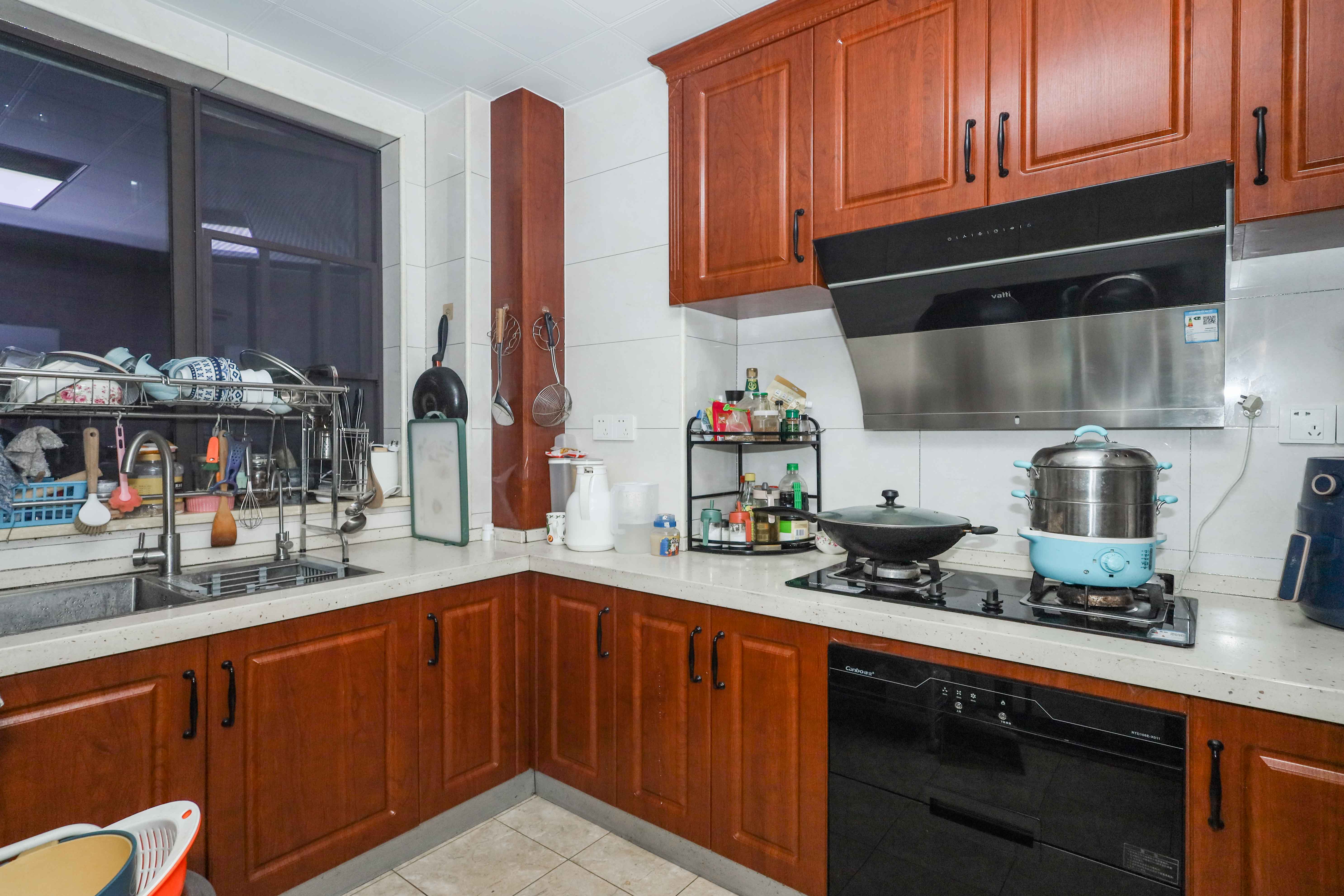 中冶中央公园  4室2厅2卫    145.0万 中冶中央公园  4室2厅2卫    145.0万厨房