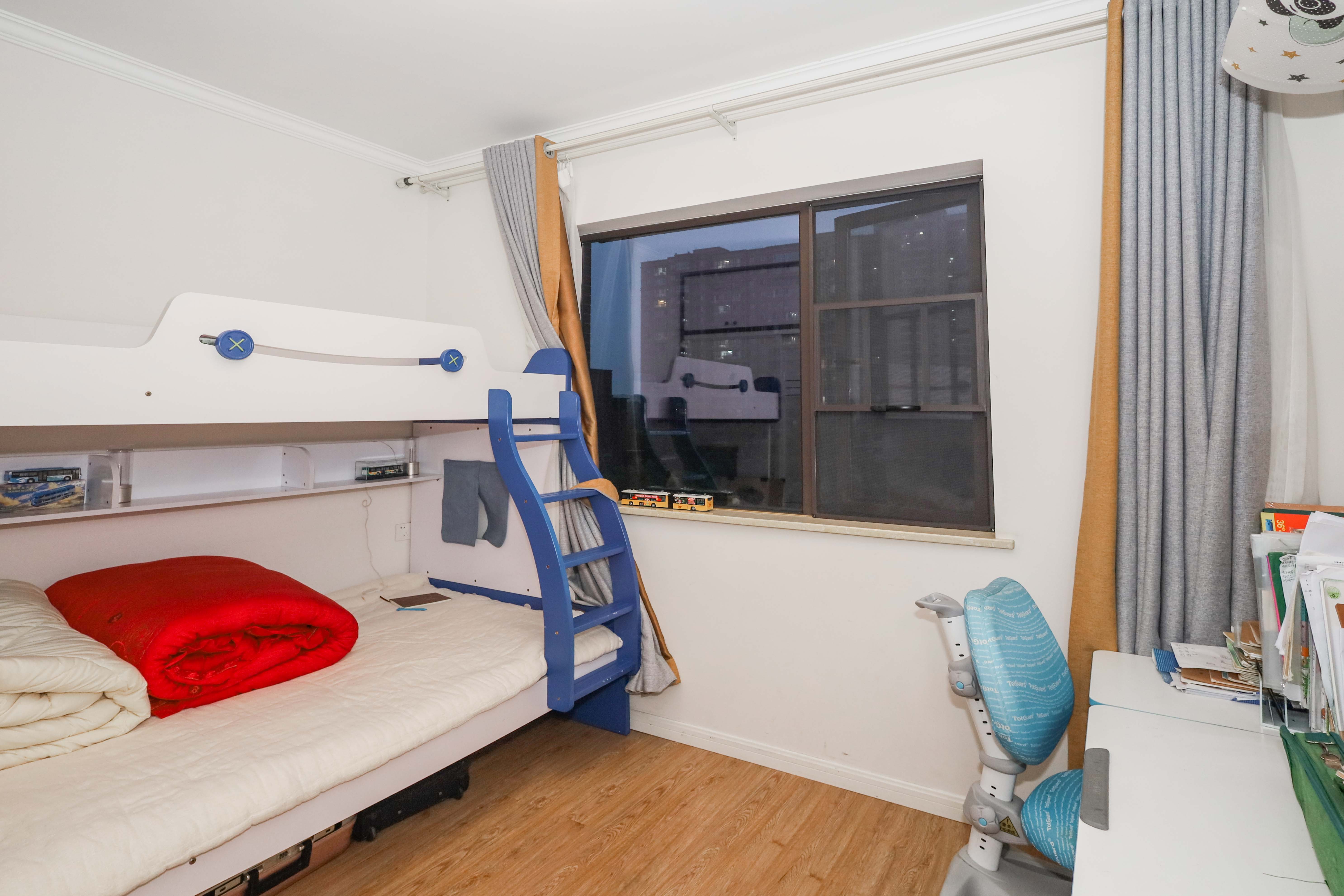 中冶中央公园  4室2厅2卫    145.0万卧室