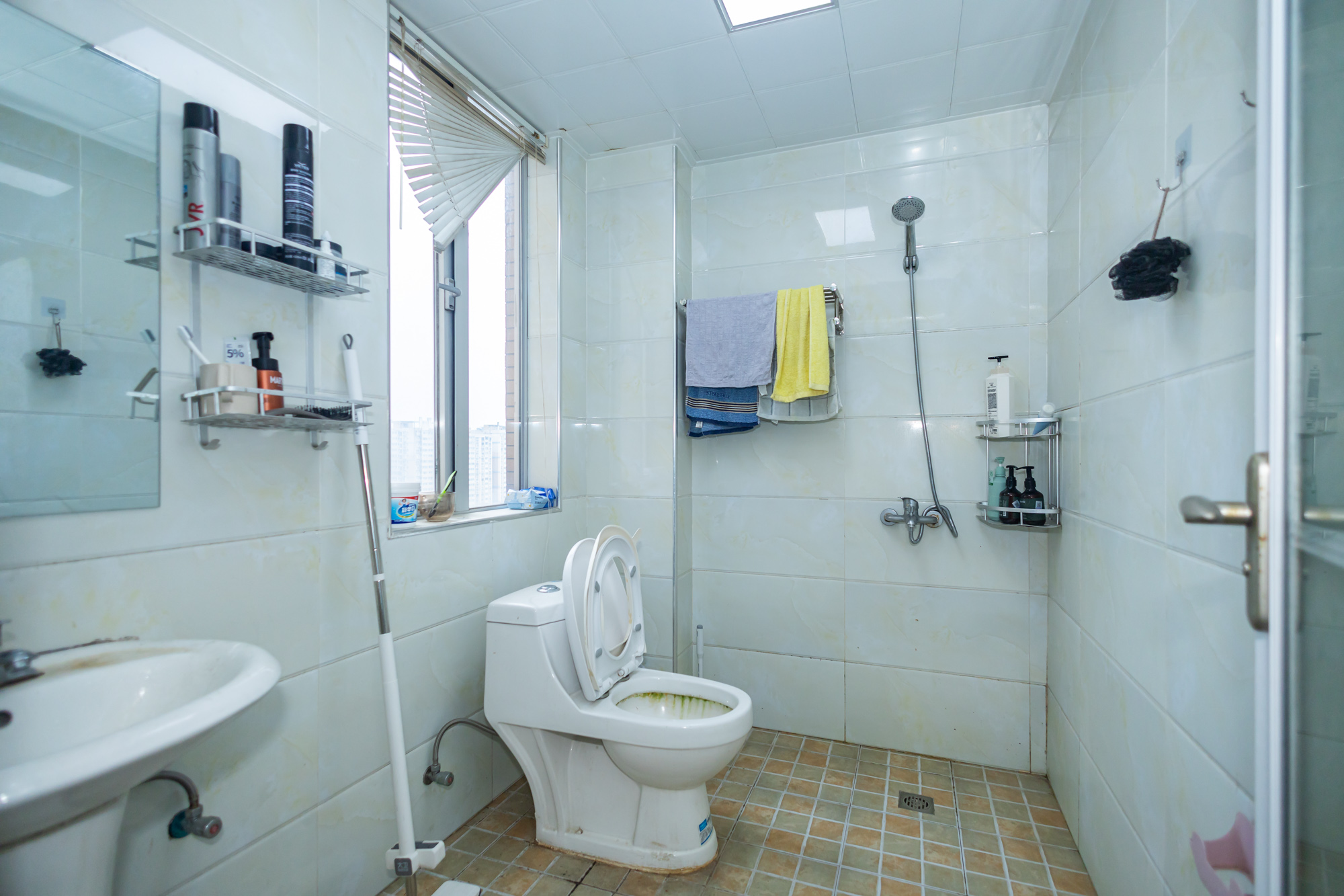 恒广国际景园一二区 3室2厅2卫 110.0万 恒广国际景园一二区 3室2厅2卫 110.0万卫生间