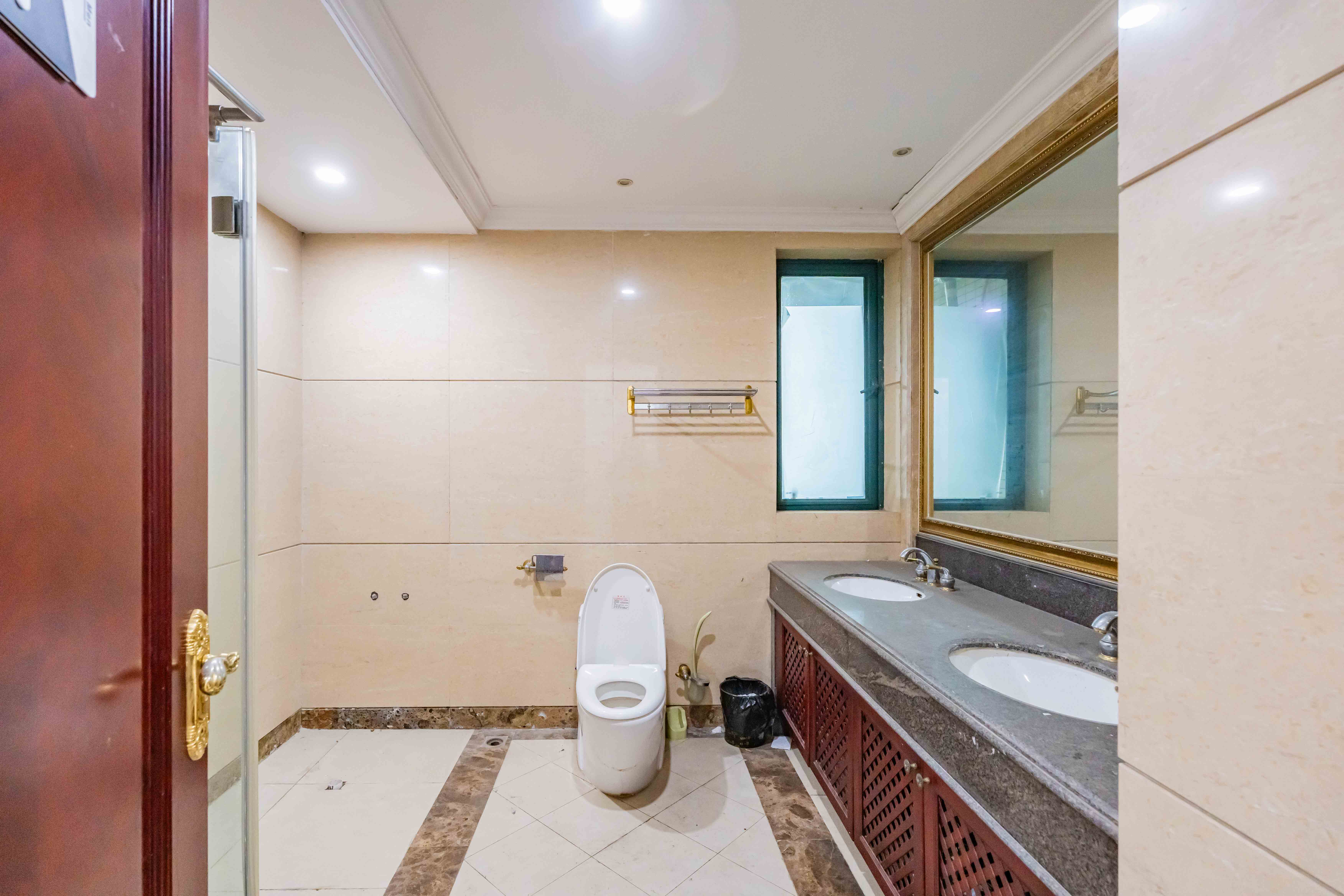 恒大雅苑 5室2厅1卫 248.0万 恒大雅苑 5室2厅1卫 248.0万卫生间