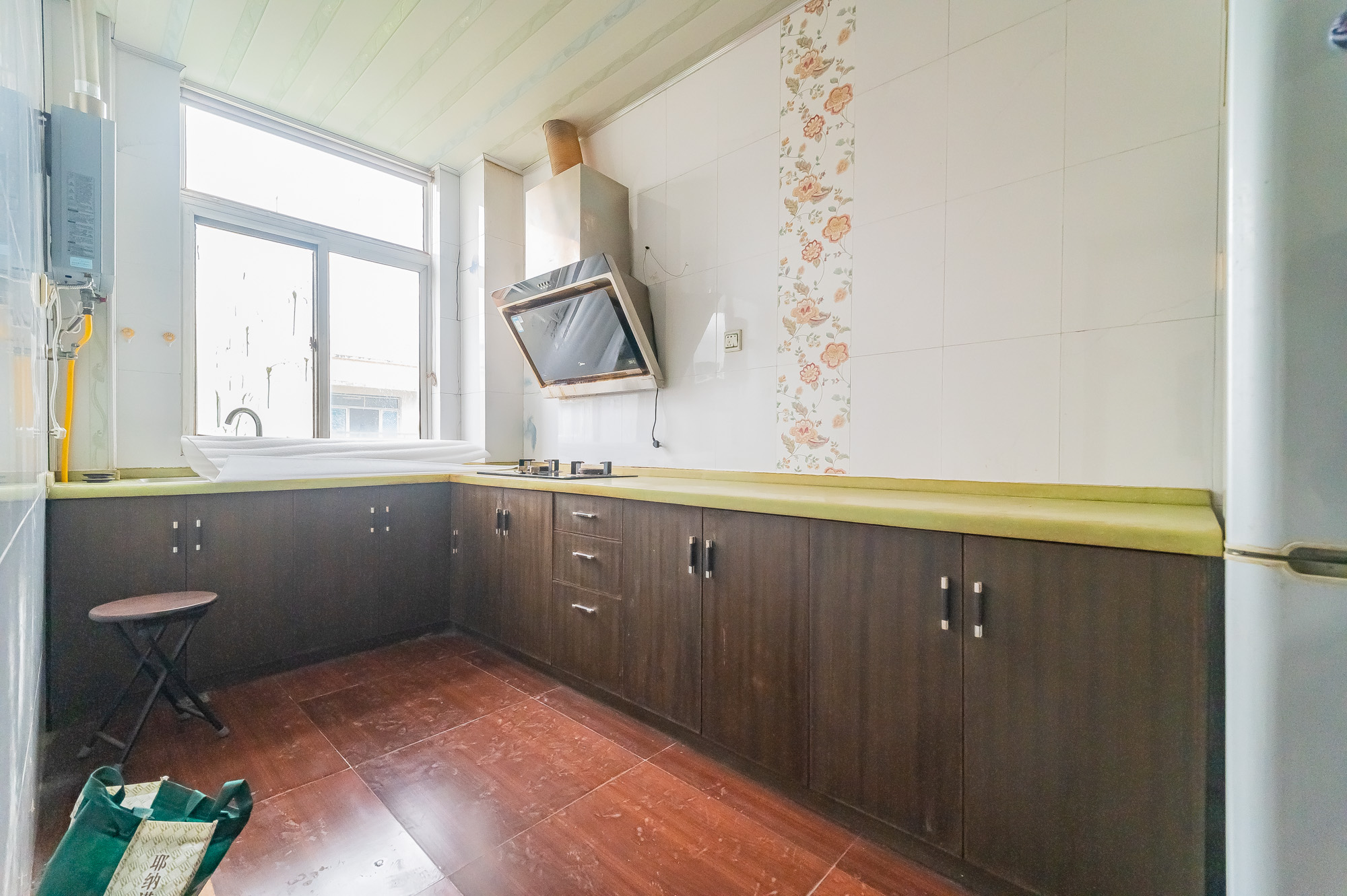 金岸教师公寓  5室2厅2卫   60.00万厨房