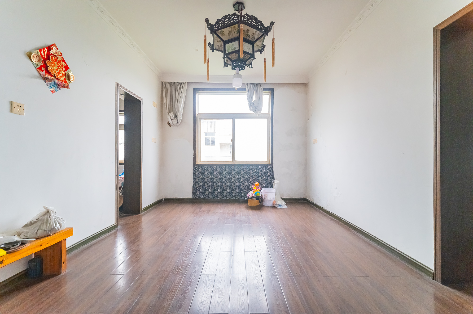 金岸教师公寓  5室2厅2卫   60.00万客厅