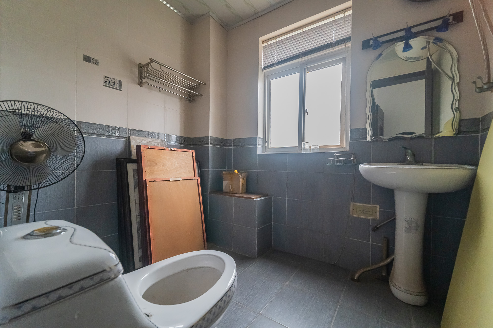 金岸教师公寓  5室2厅2卫   60.00万卫生间