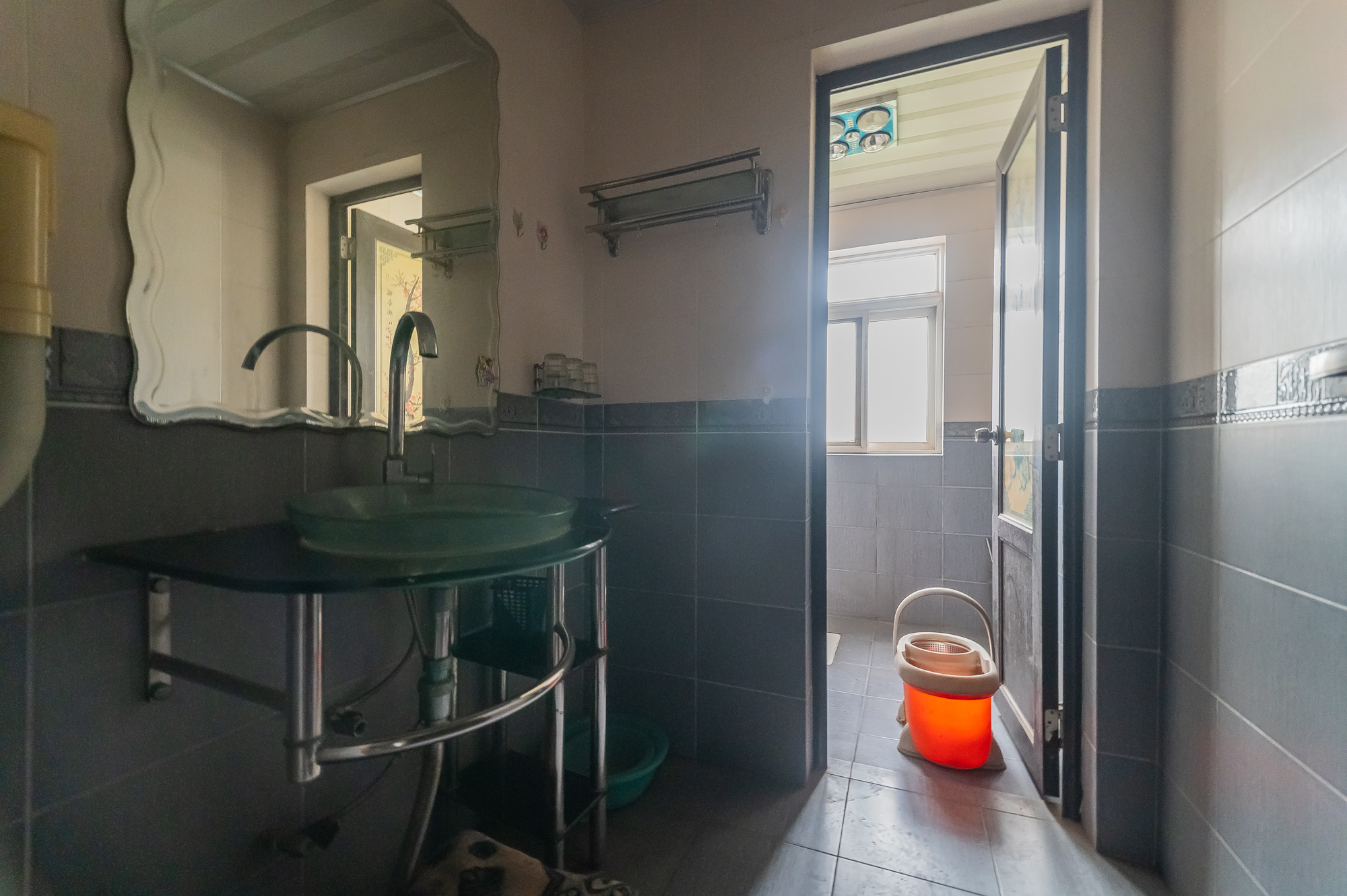 金岸教师公寓 5室2厅2卫 60.00万 金岸教师公寓 5室2厅2卫 60.00万卫生间