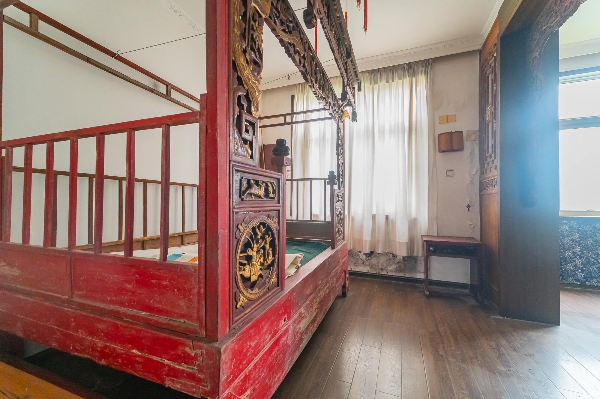 金岸教师公寓  5室2厅2卫   60.00万卧室