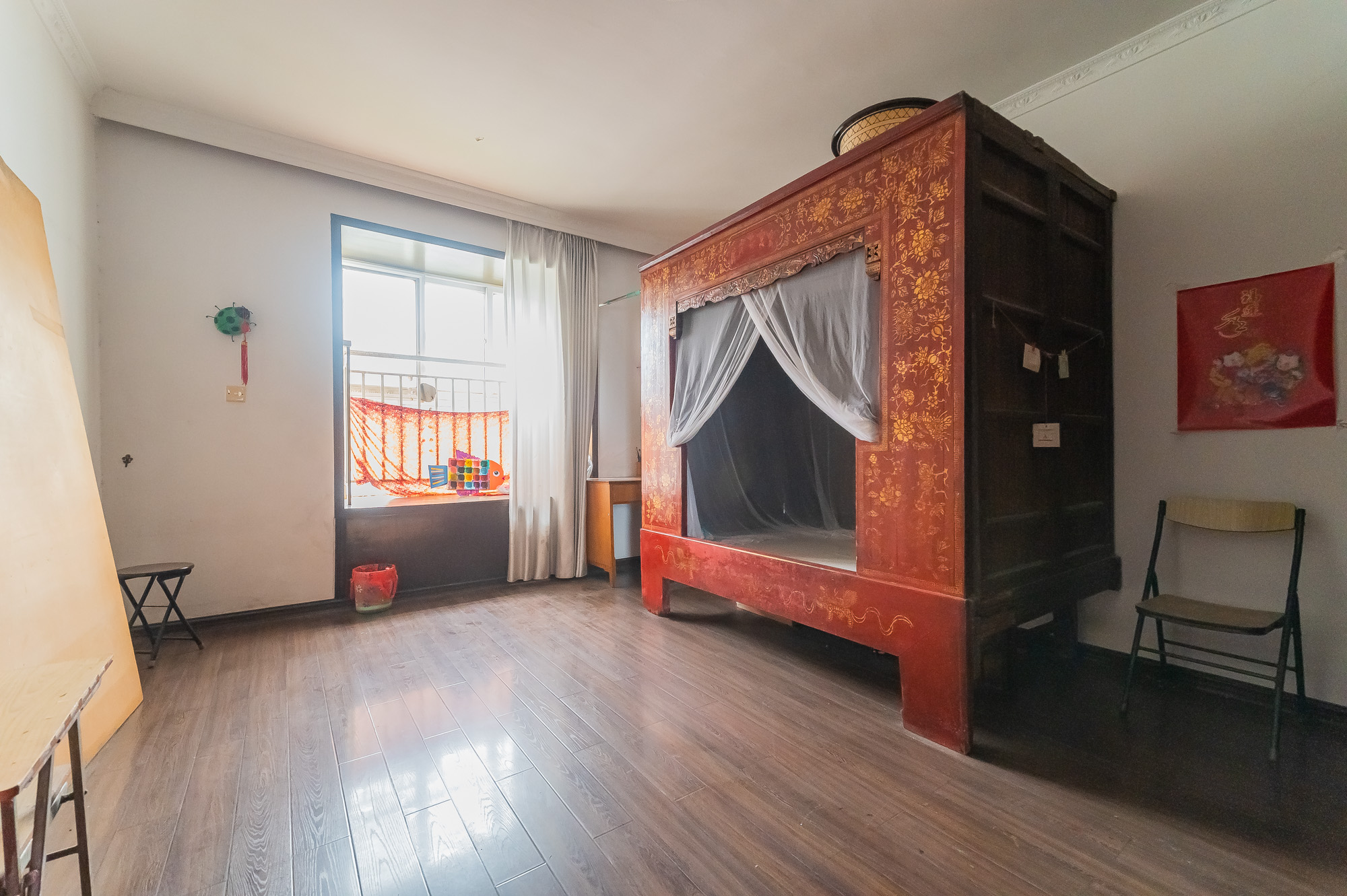 金岸教师公寓  5室2厅2卫   60.00万卧室