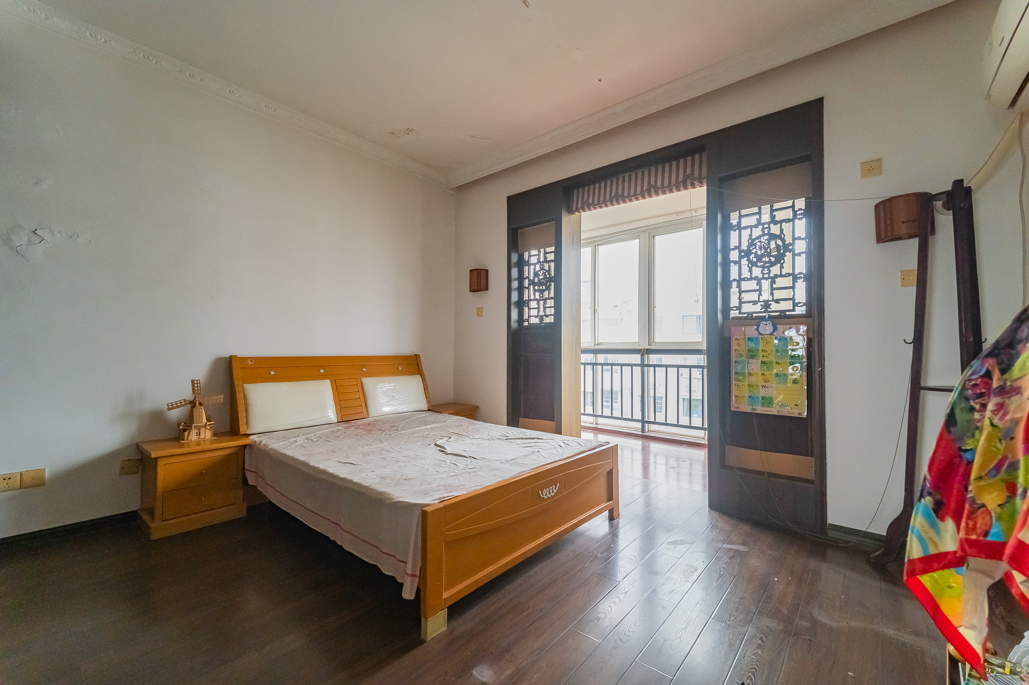 金岸教师公寓  5室2厅2卫   60.00万卧室