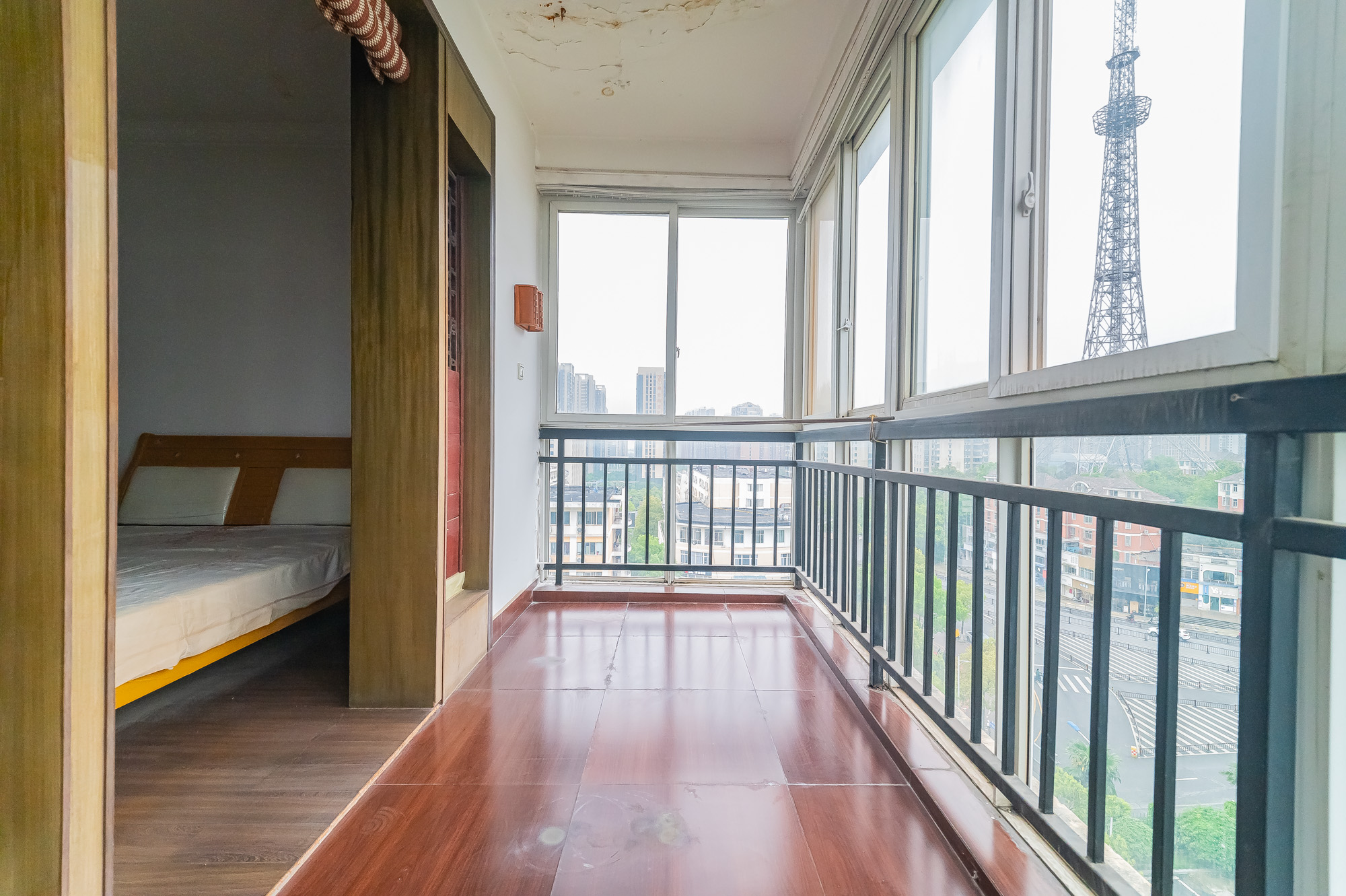 金岸教师公寓  5室2厅2卫   60.00万阳台