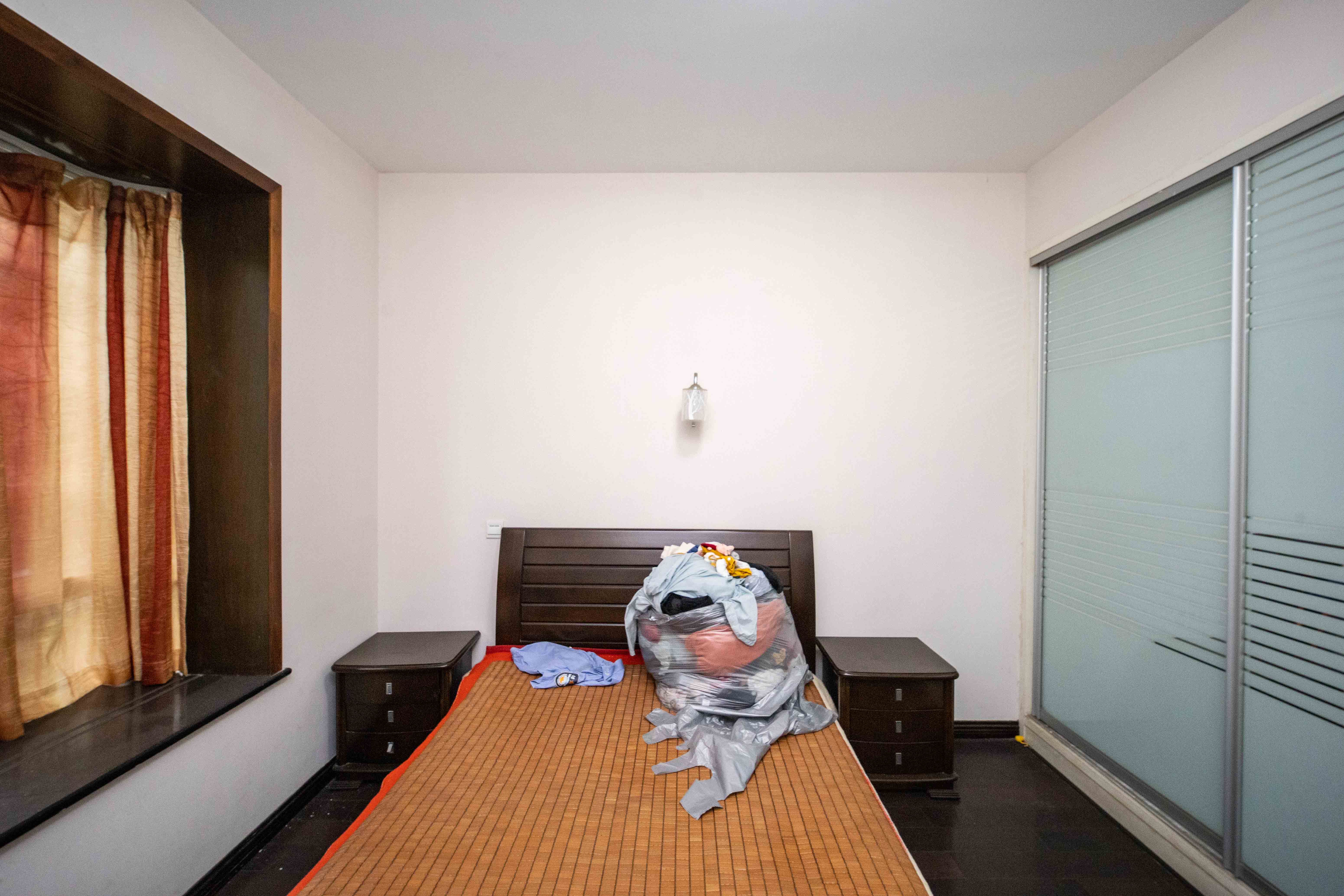腾达家园（市交通局职工宿舍）  3室2厅2卫   180.00万卧室