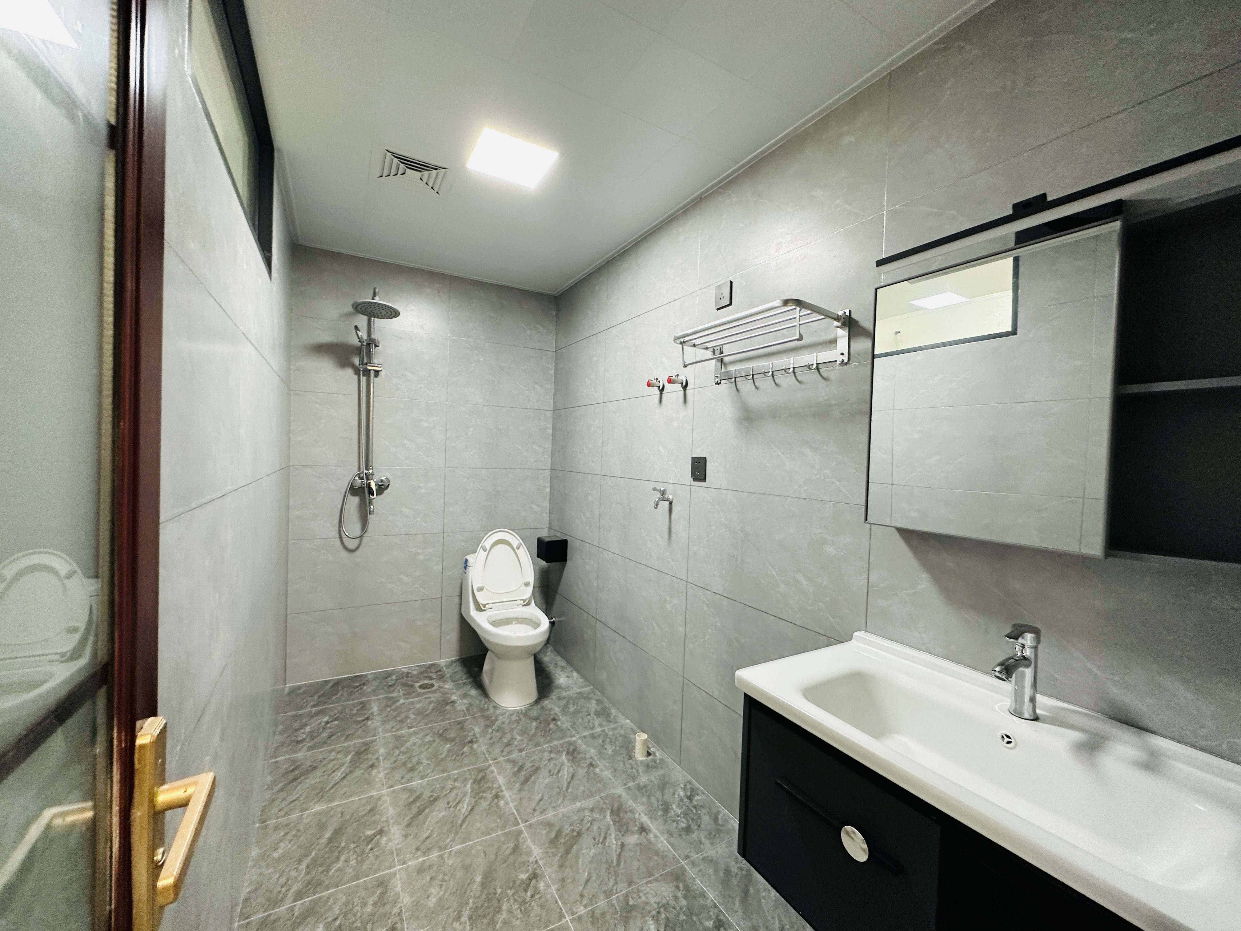 德派斯大厦 2室1厅1卫 78.0万 德派斯大厦 2室1厅1卫 78.0万卫生间