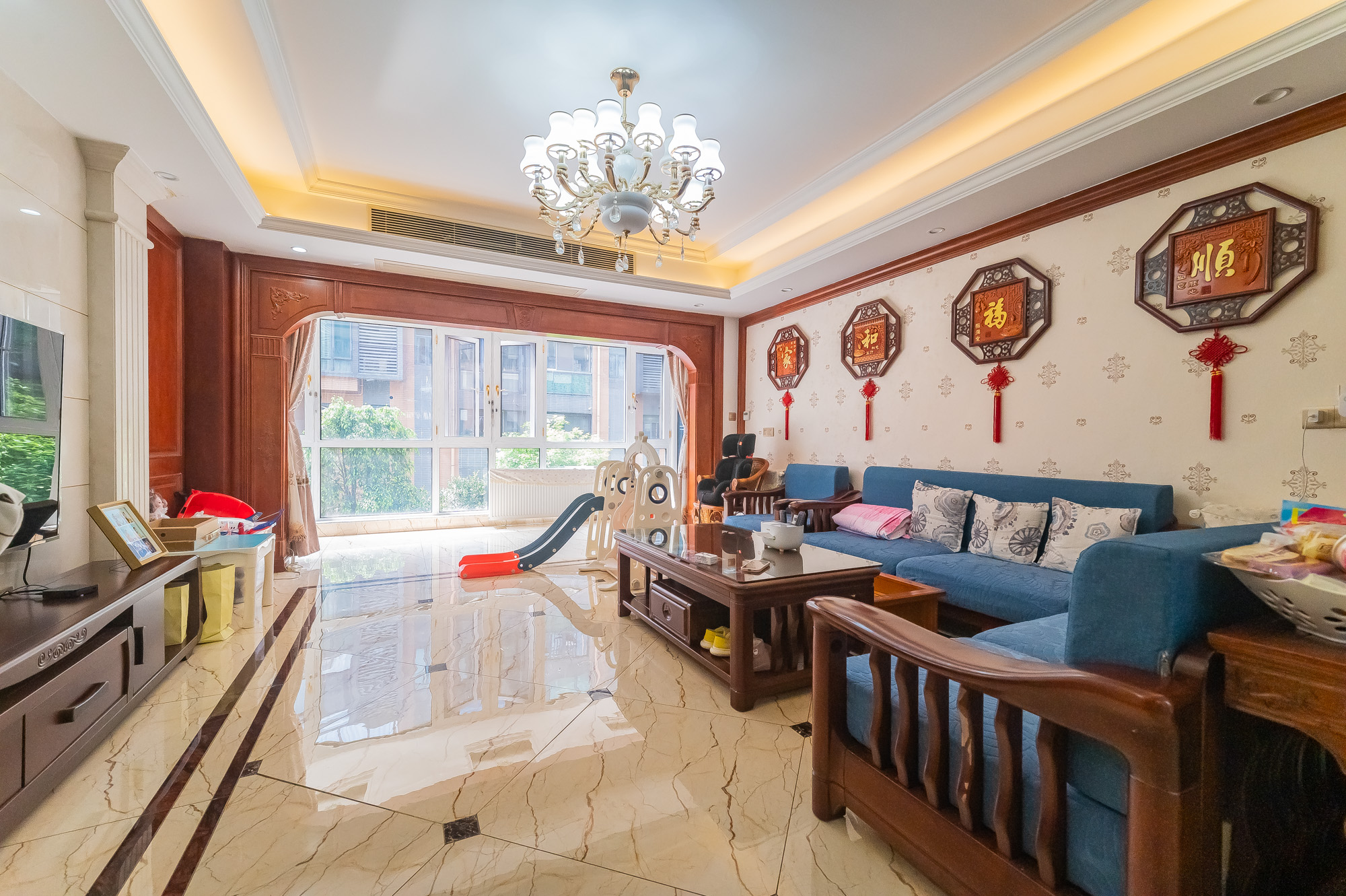 海伦春天 6室3厅3卫 298.0万 海伦春天 6室3厅3卫 298.0万客厅