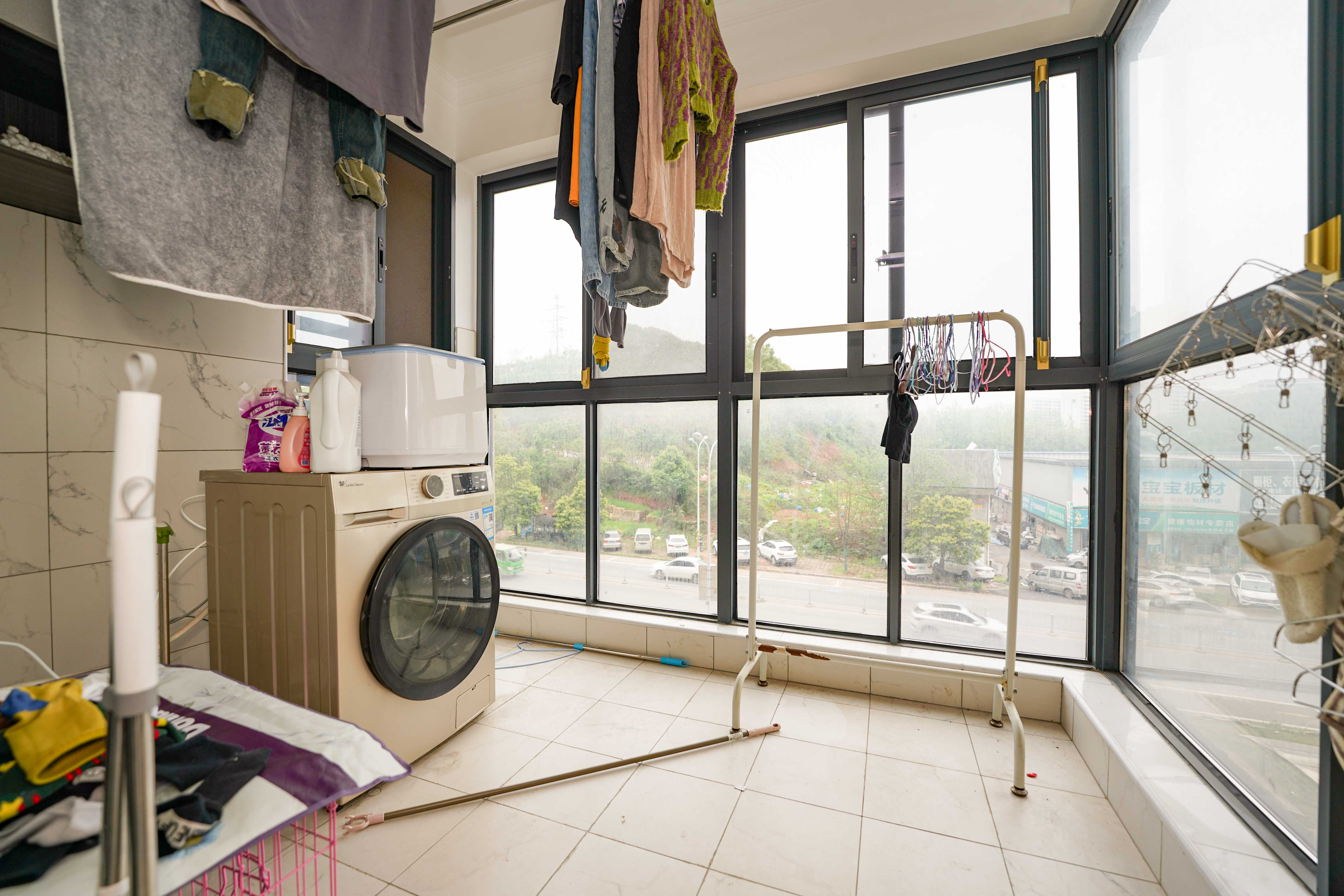 五矿万境蓝山 3室2厅1卫 110.0万 五矿万境蓝山 3室2厅1卫 110.0万阳台