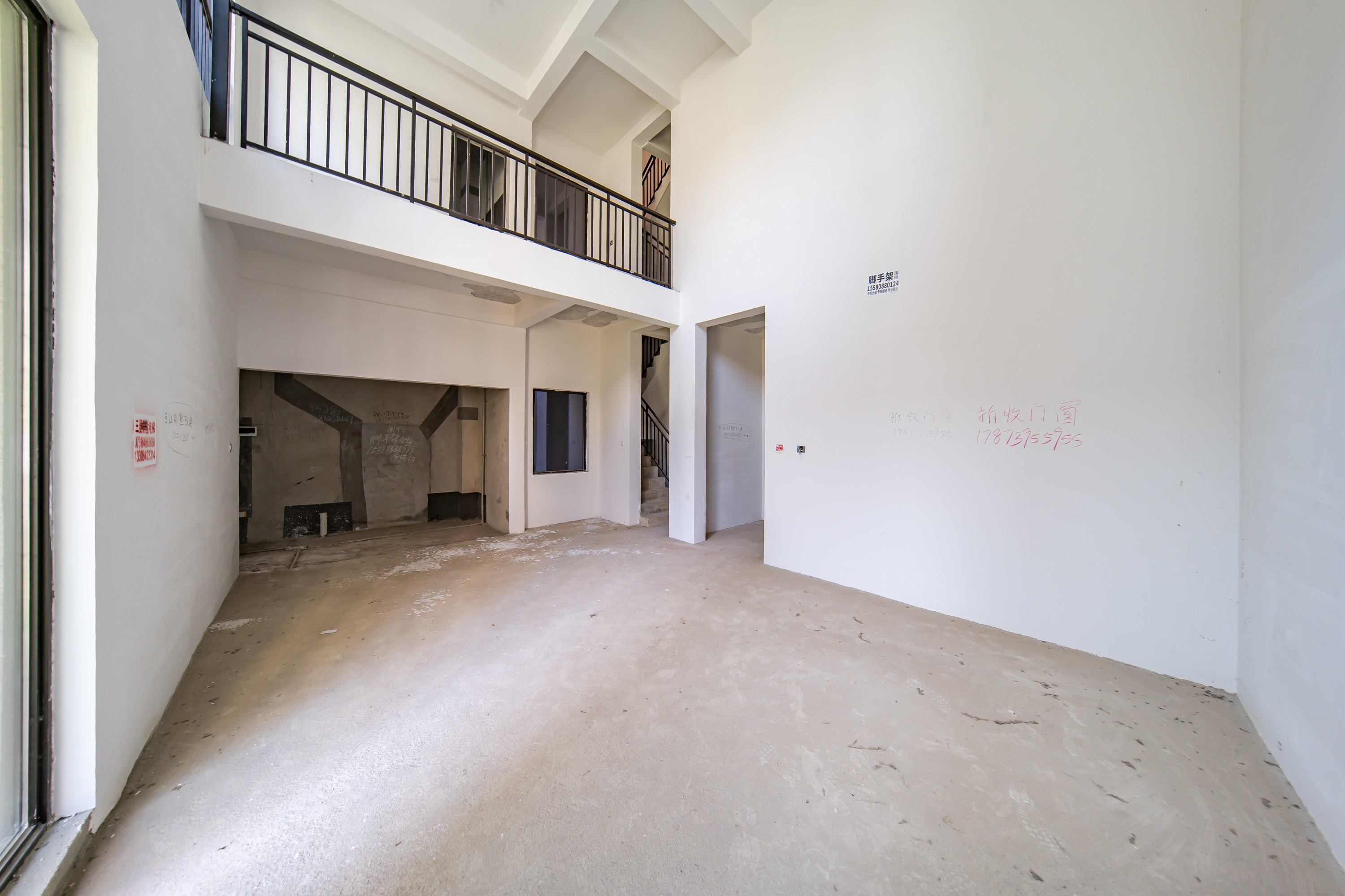 蓝光雍锦半岛  5室2厅3卫    450.0万 蓝光雍锦半岛  5室2厅3卫    450.0万客厅