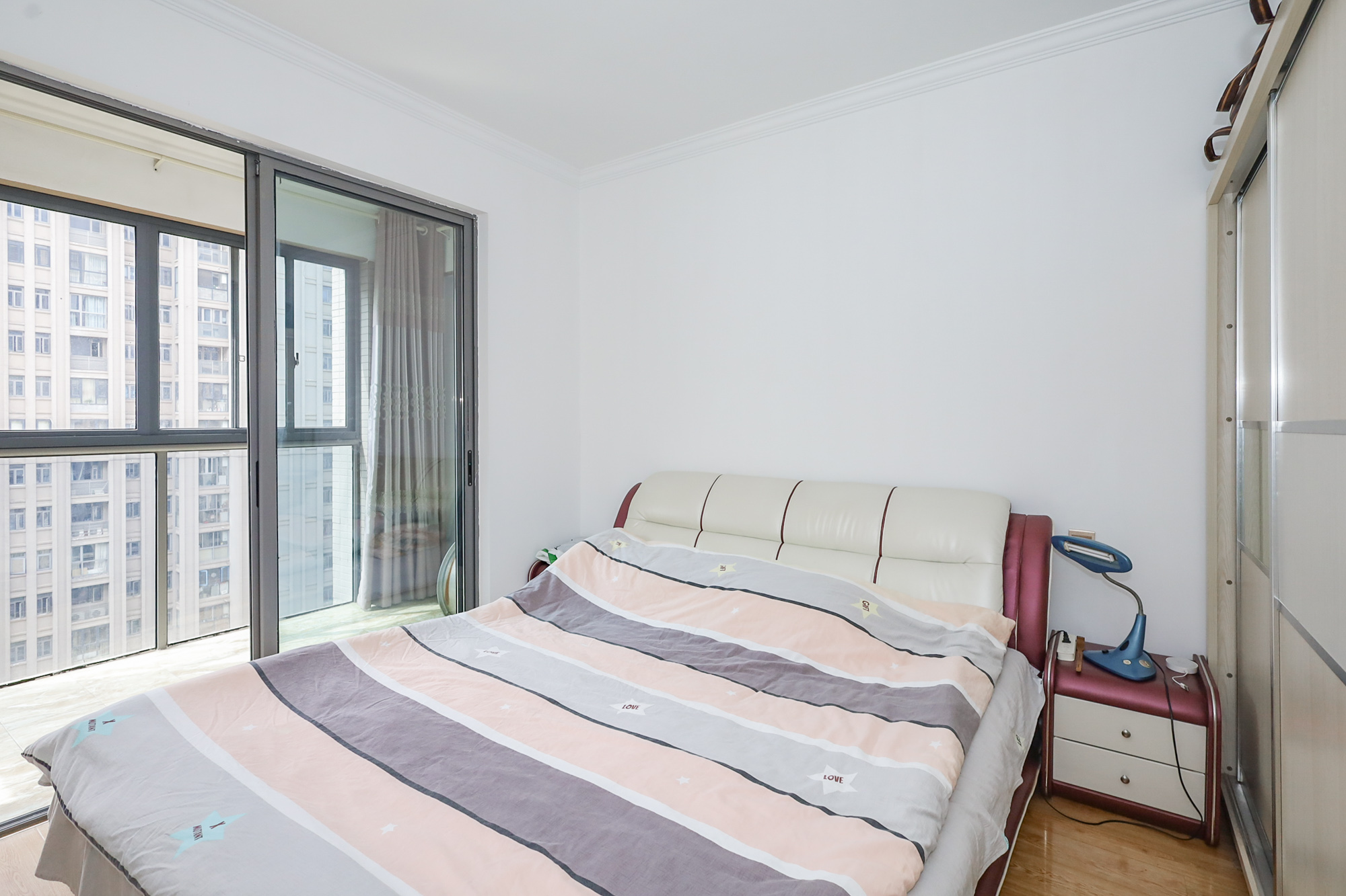 八方小区B区 3室2厅2卫 345.0万 八方小区B区 3室2厅2卫 345.0万卧室