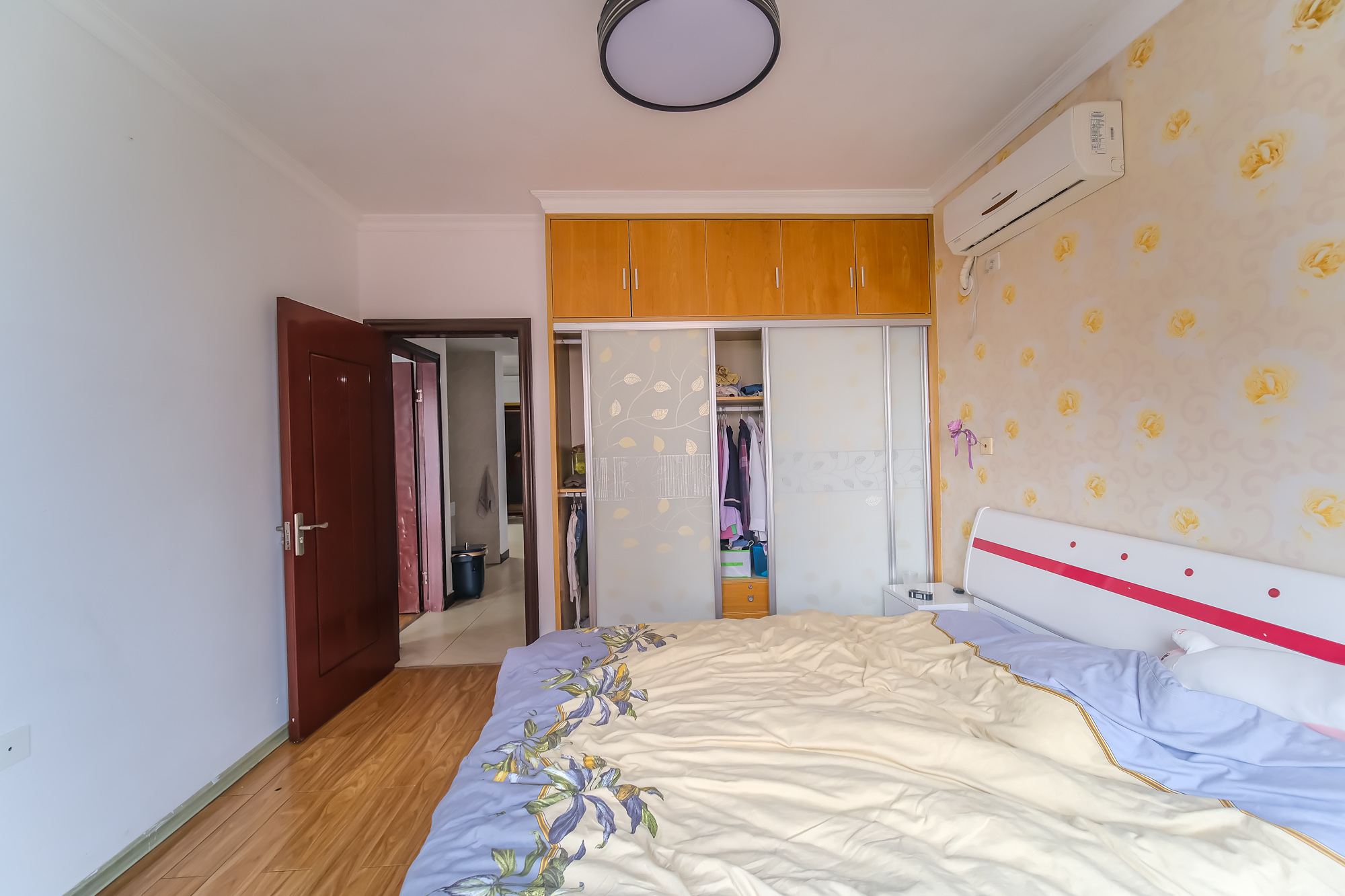 三一街区 3室2厅1卫 68.0万 三一街区 3室2厅1卫 68.0万卧室