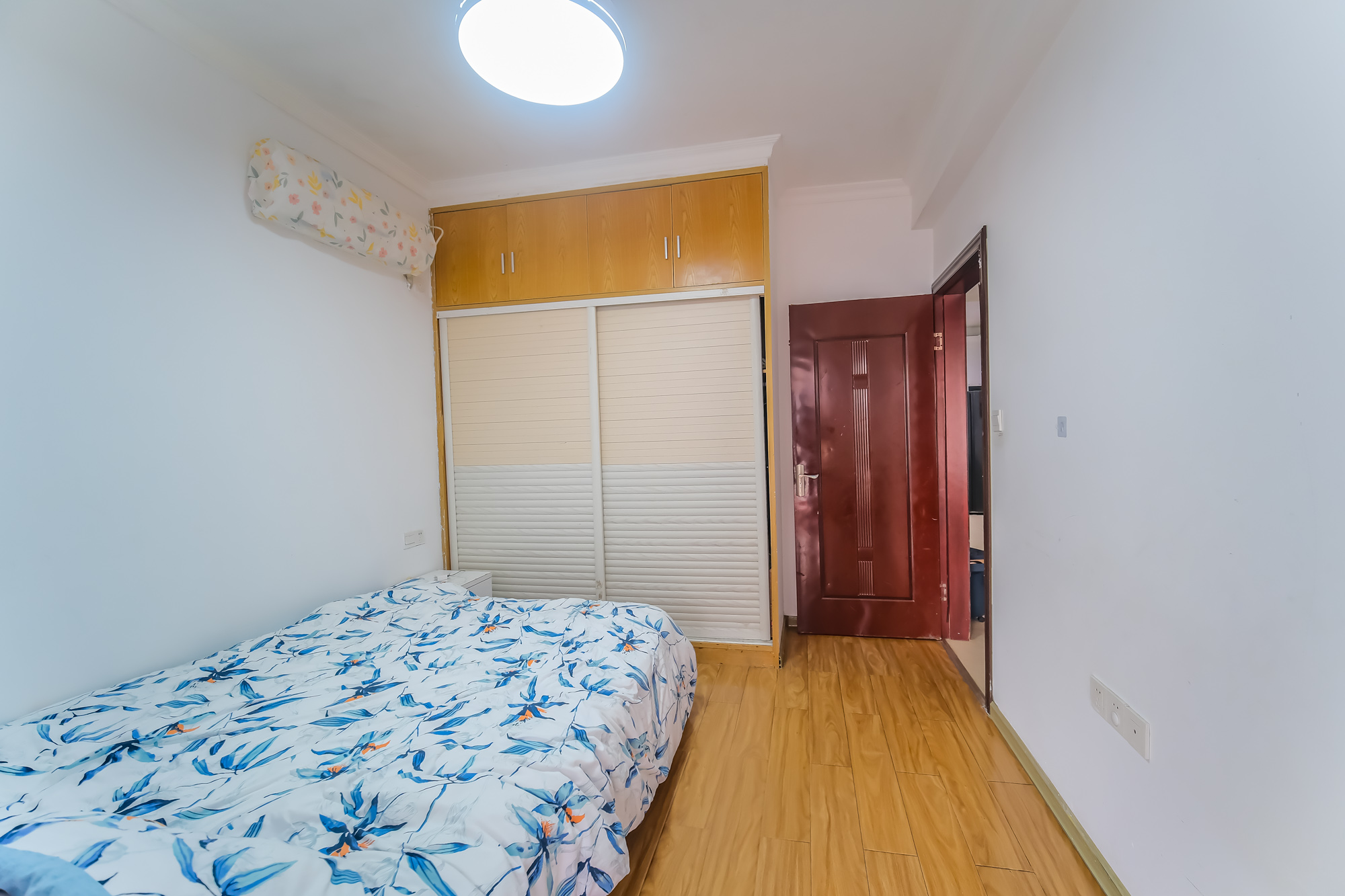 三一街区 3室2厅1卫 68.0万 三一街区 3室2厅1卫 68.0万卧室