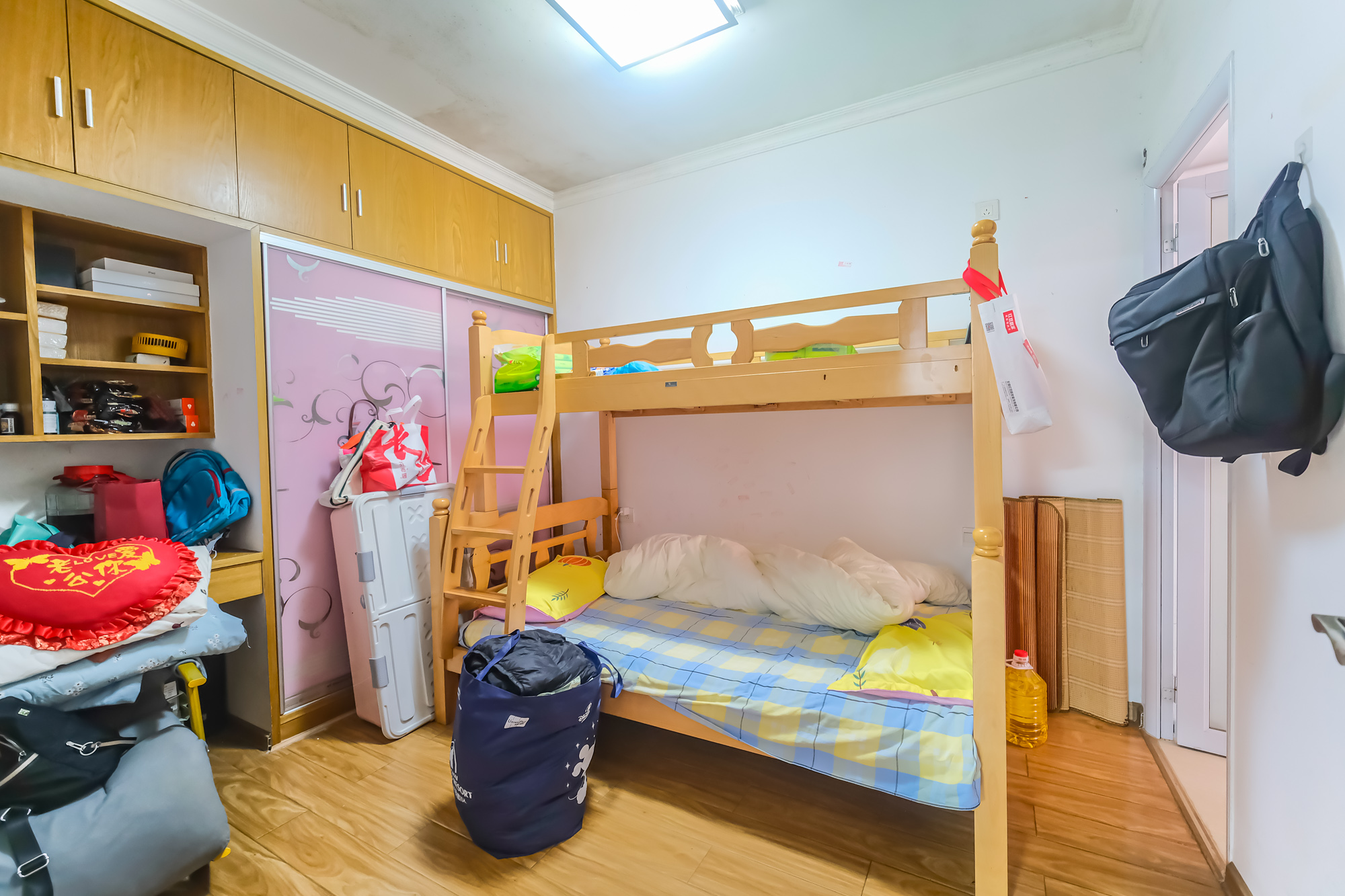 三一街区 3室2厅1卫 68.0万 三一街区 3室2厅1卫 68.0万卧室