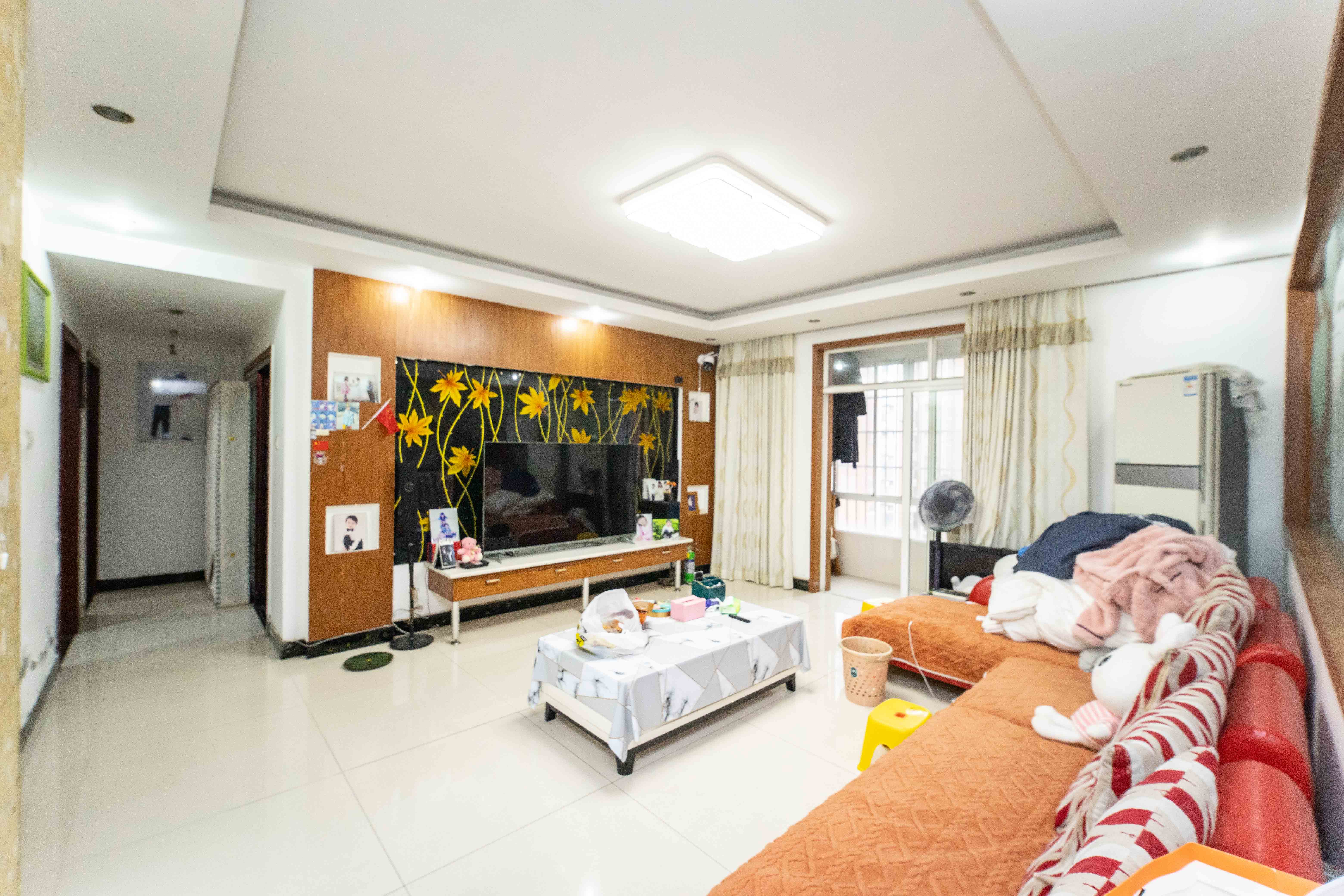 山水华景  4室2厅2卫   139.00万客厅