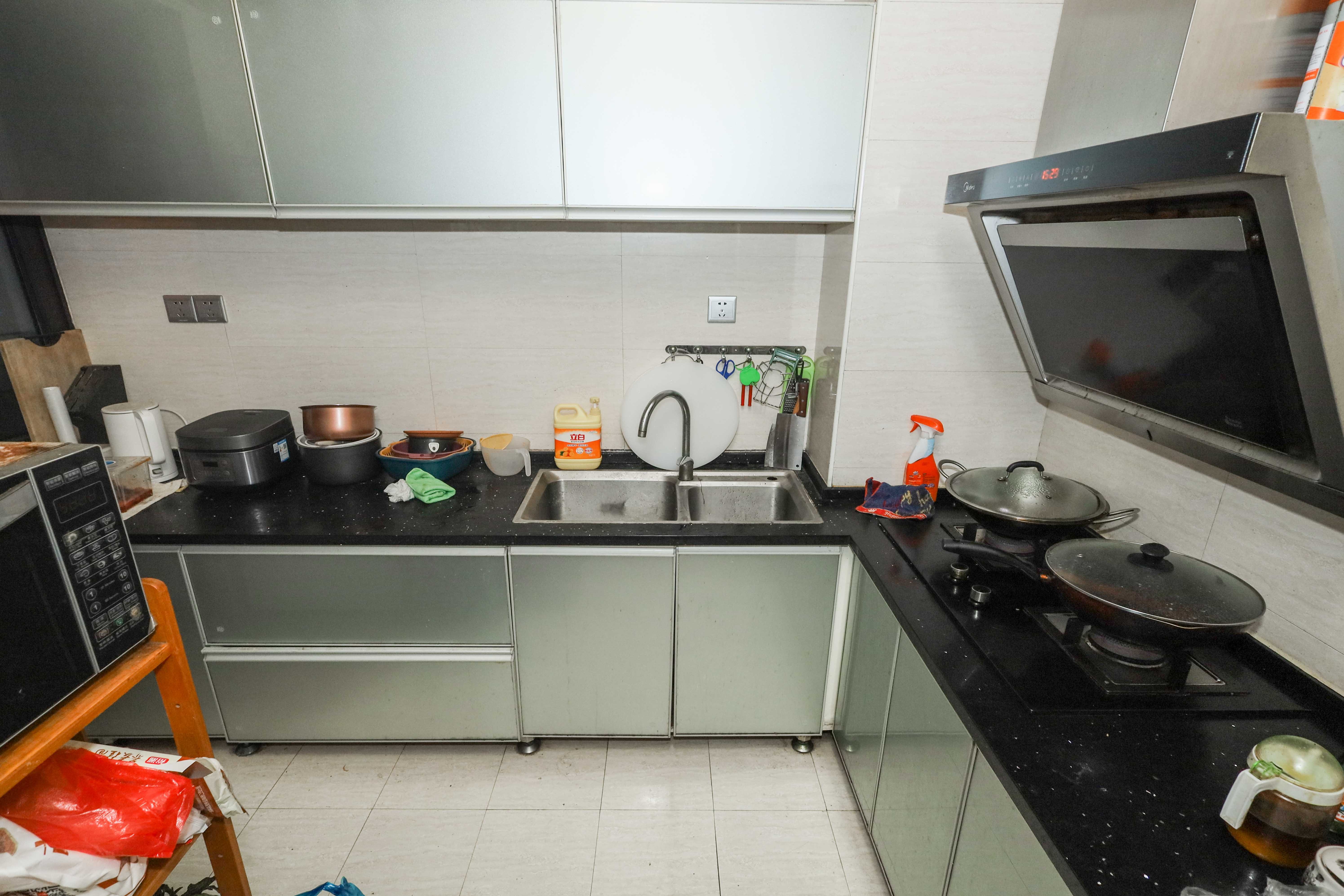 保利麓谷林语E区  3室2厅2卫    89.8万 保利麓谷林语E区  3室2厅2卫    89.8万厨房