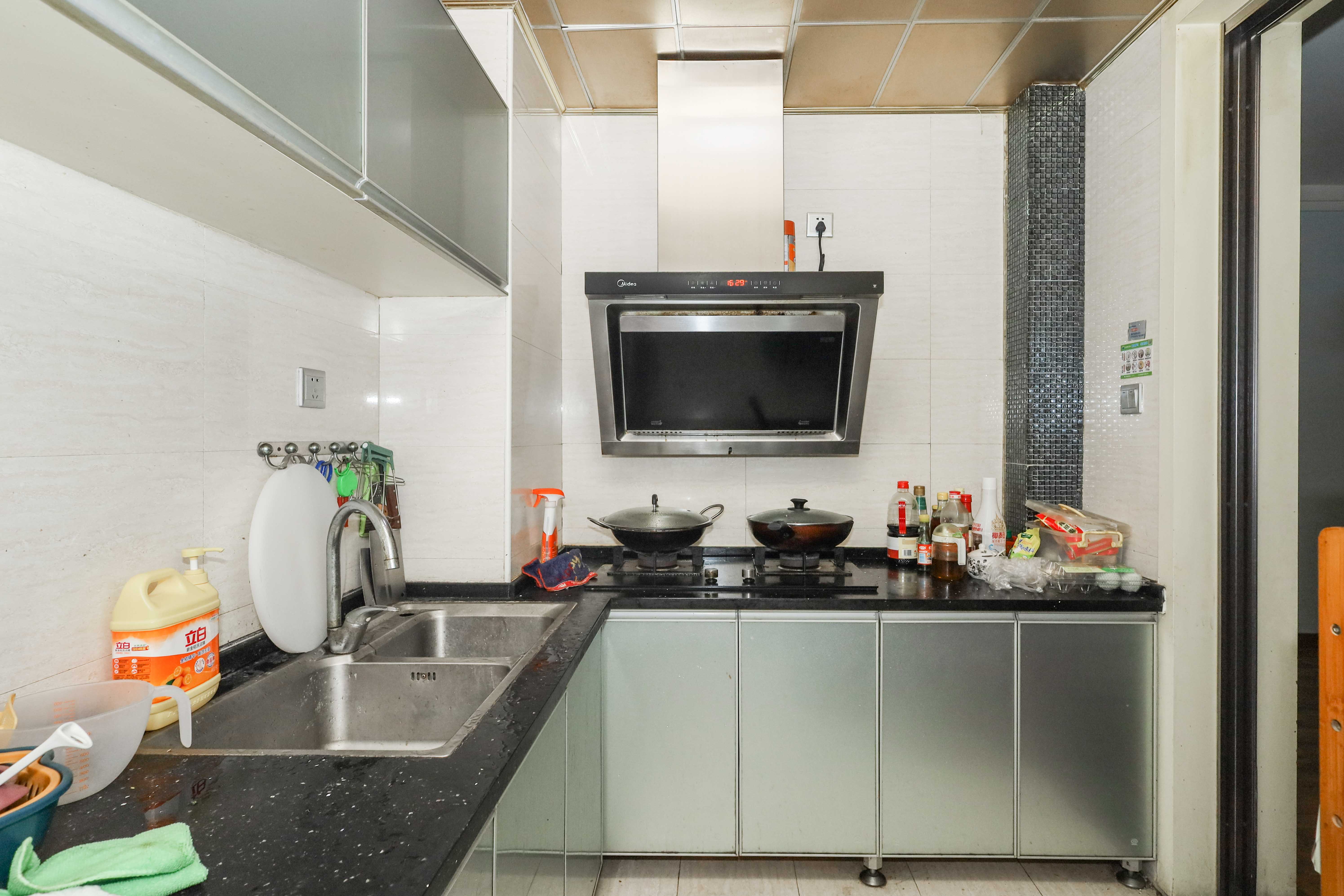 保利麓谷林语E区  3室2厅2卫    89.8万 保利麓谷林语E区  3室2厅2卫    89.8万厨房