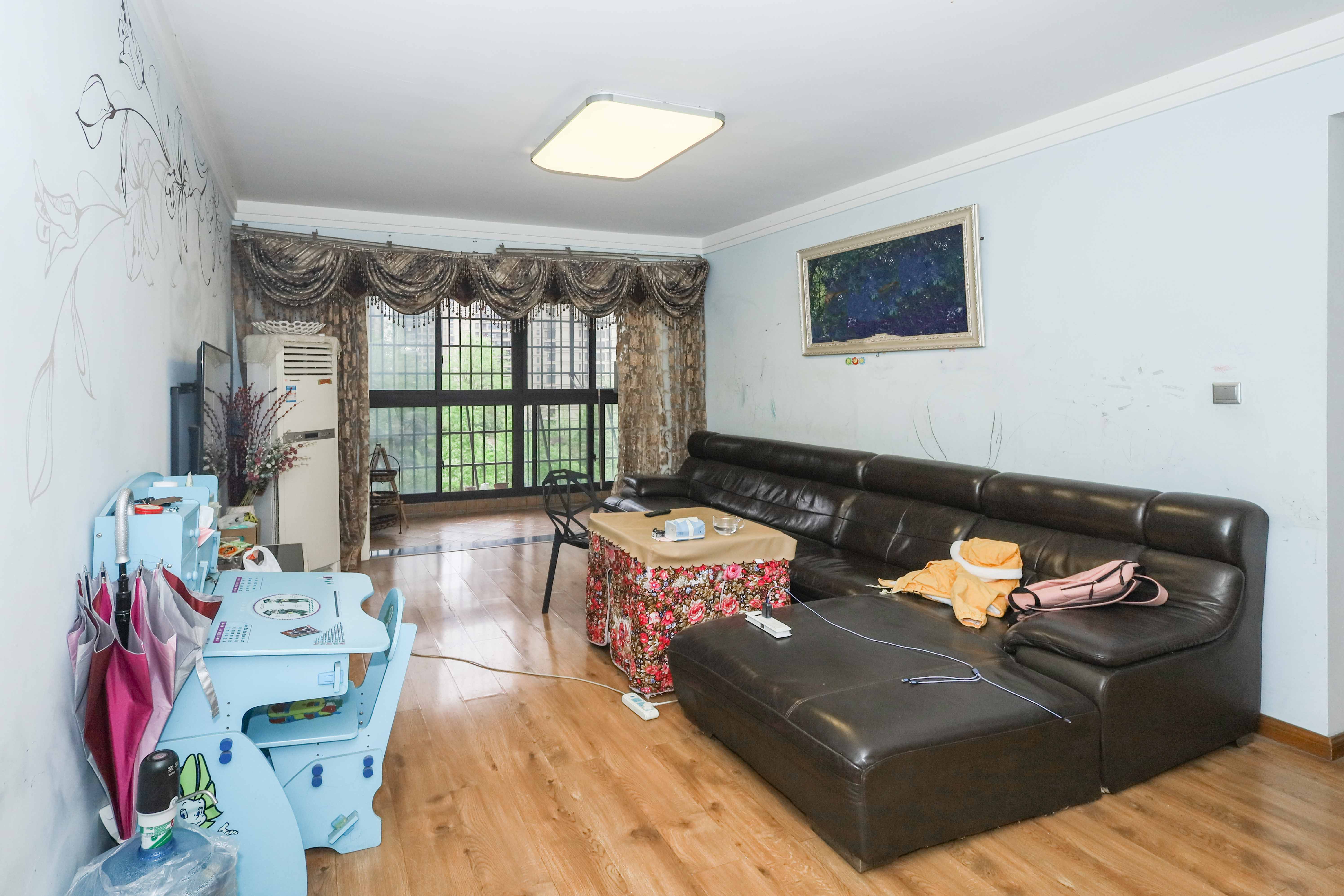 保利麓谷林语E区  3室2厅2卫    89.8万 保利麓谷林语E区  3室2厅2卫    89.8万客厅