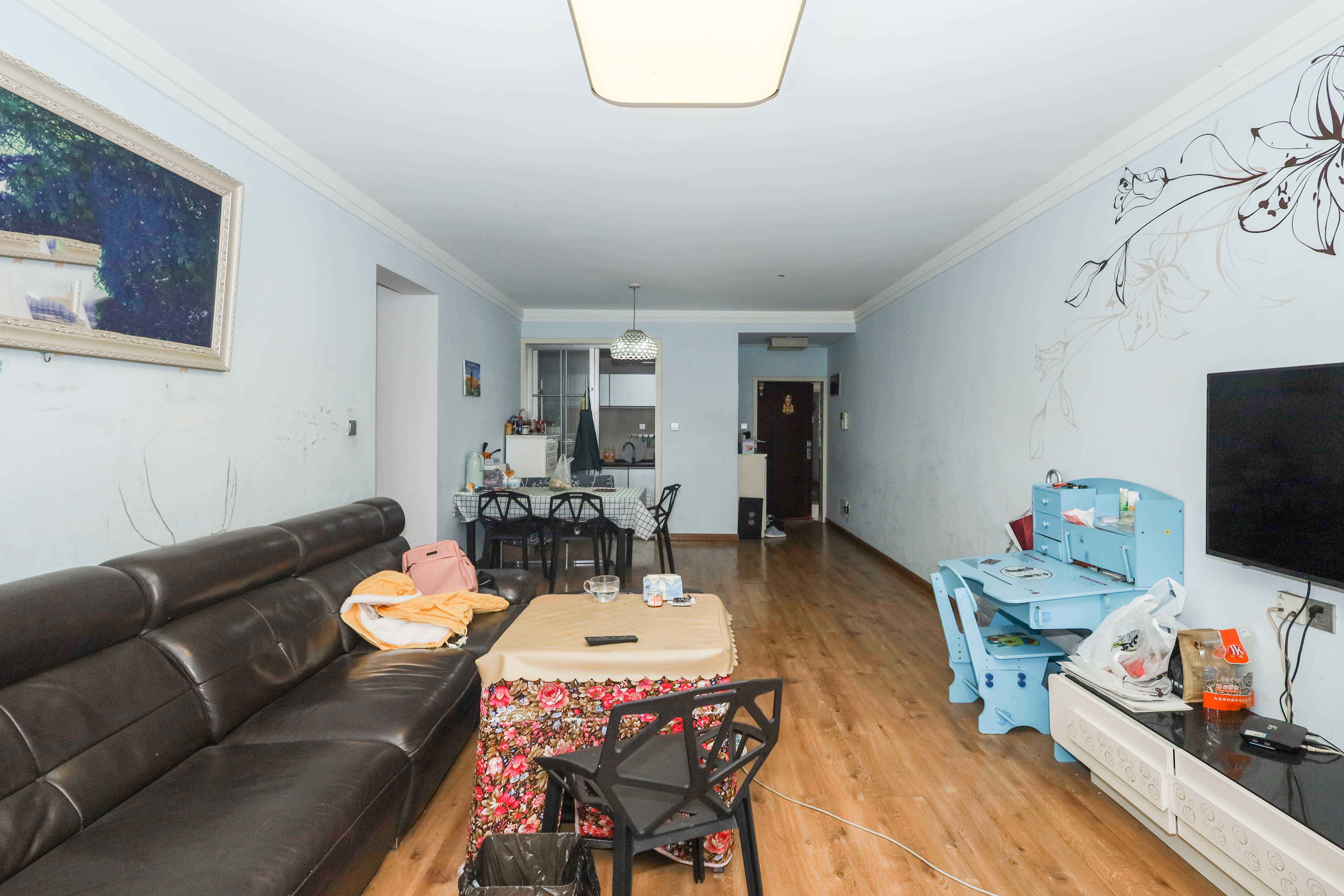 保利麓谷林语E区  3室2厅2卫    89.8万 保利麓谷林语E区  3室2厅2卫    89.8万客厅