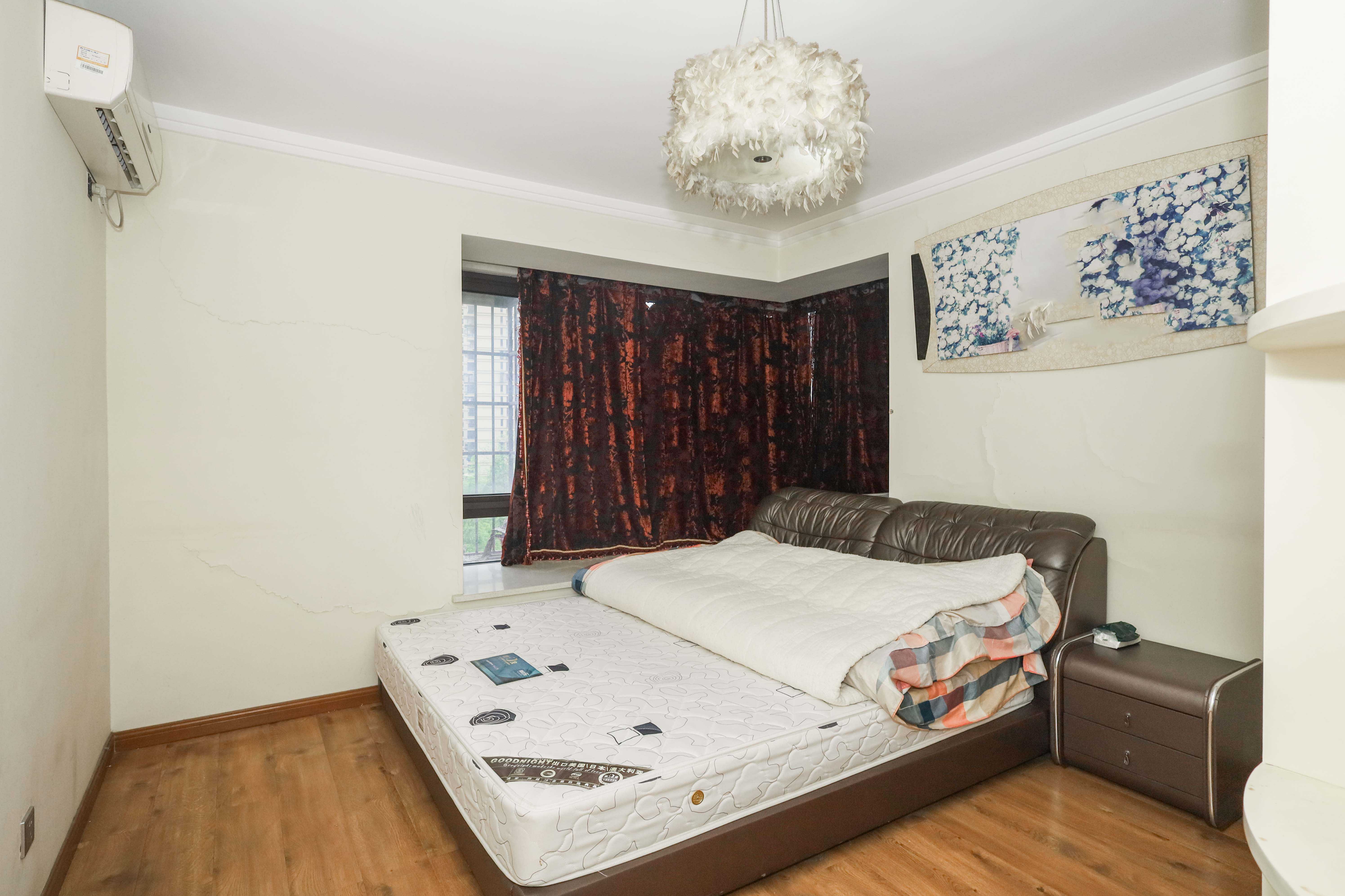 保利麓谷林语E区  3室2厅2卫    89.8万 保利麓谷林语E区  3室2厅2卫    89.8万卧室