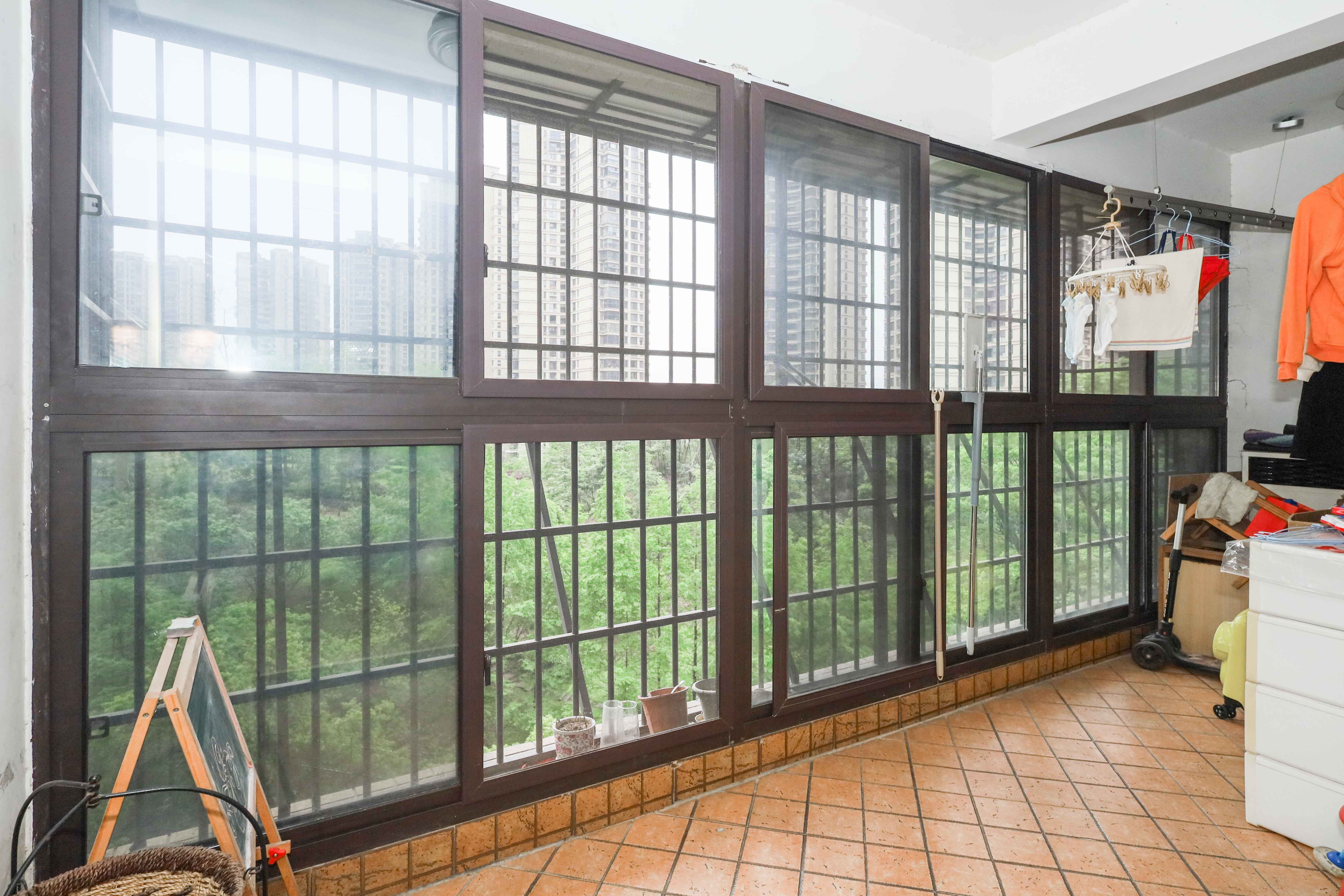 保利麓谷林语E区  3室2厅2卫    89.8万 保利麓谷林语E区  3室2厅2卫    89.8万阳台