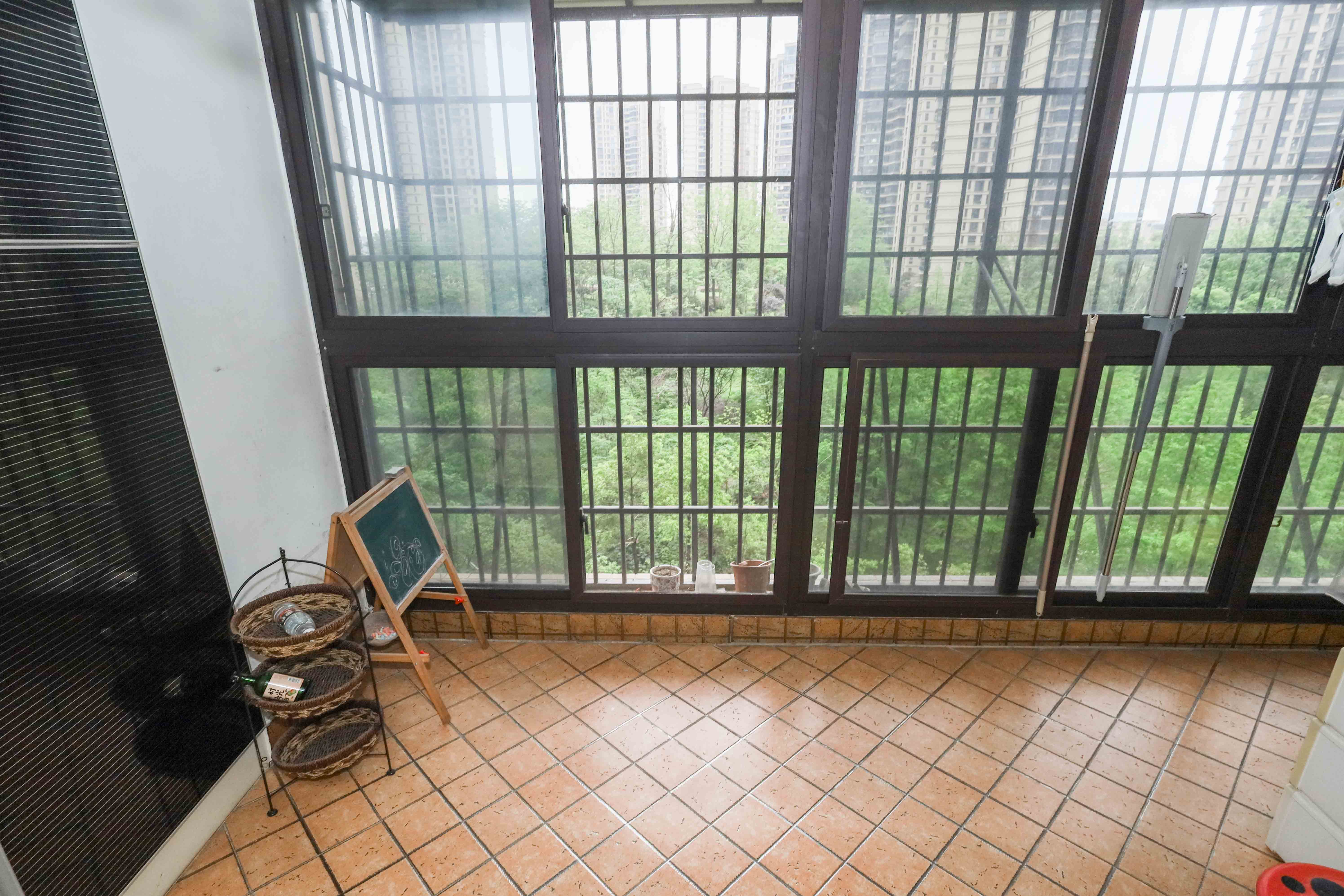 保利麓谷林语E区  3室2厅2卫    89.8万 保利麓谷林语E区  3室2厅2卫    89.8万阳台