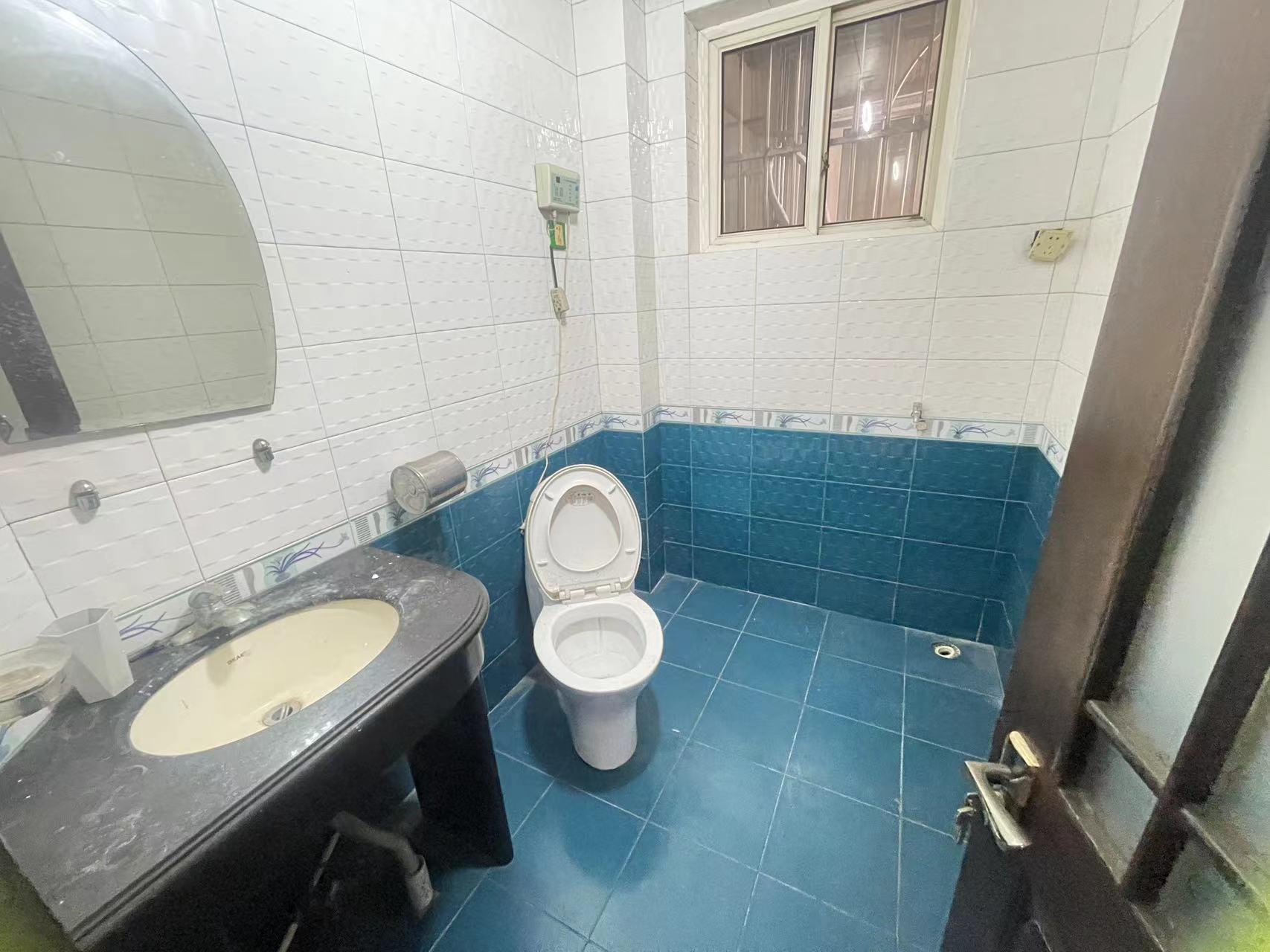 体小综合楼  4室2厅2卫    41.5万 体小综合楼  4室2厅2卫    41.5万室内图