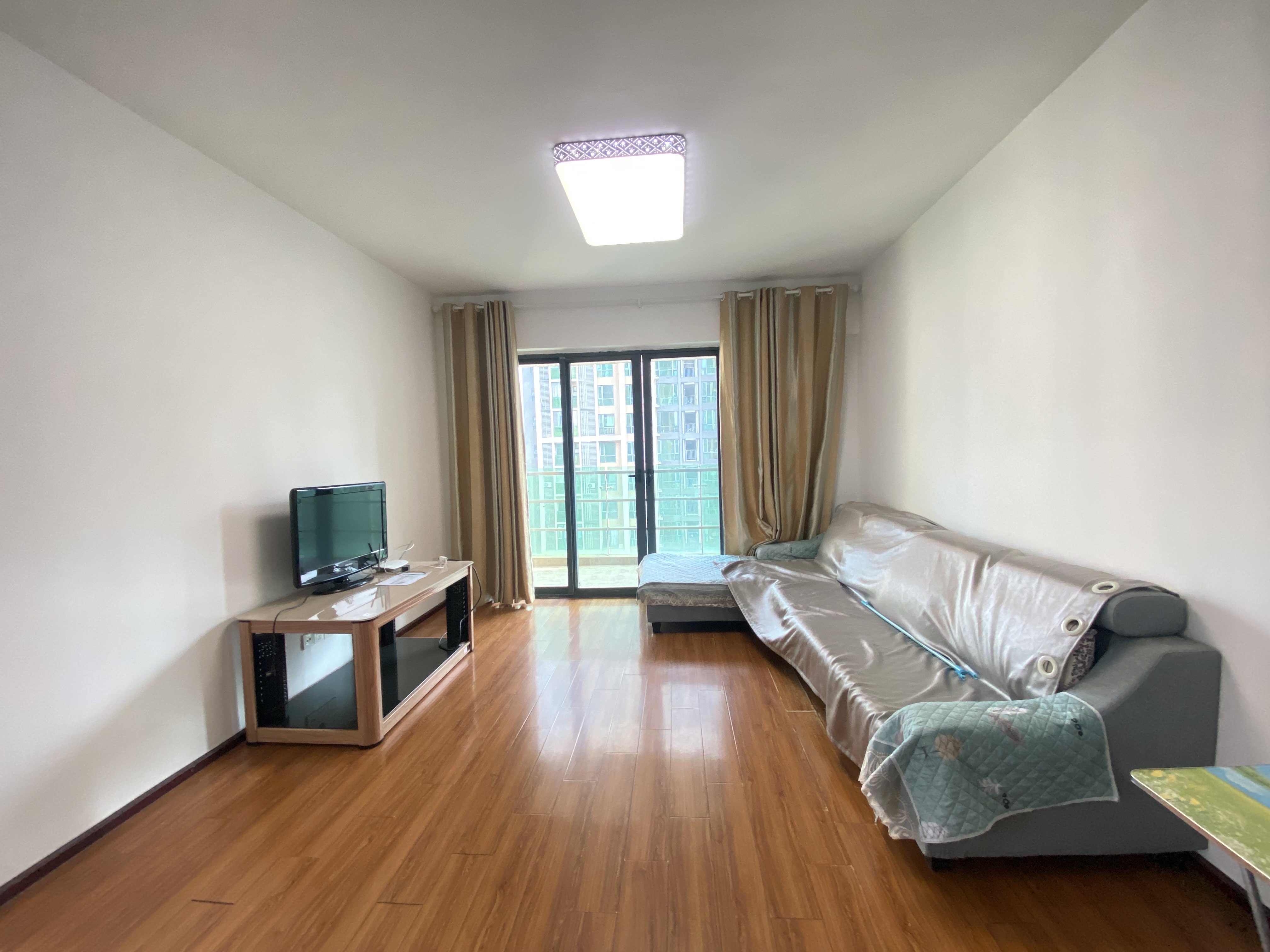 中天会展城B区  3室2厅1卫   2400.00元/月室内图