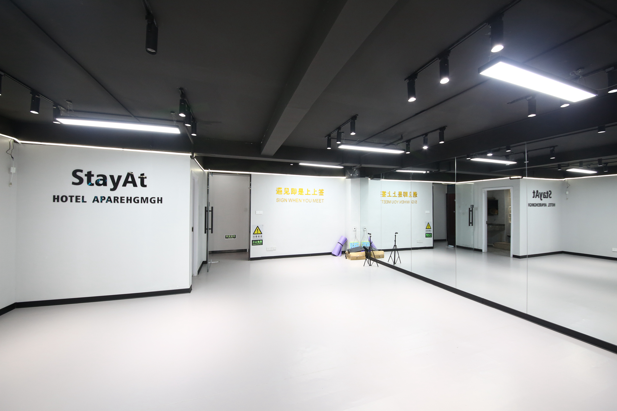 新世界百货（湖南供销大厦）  4室1厅1卫   165.00万卧室