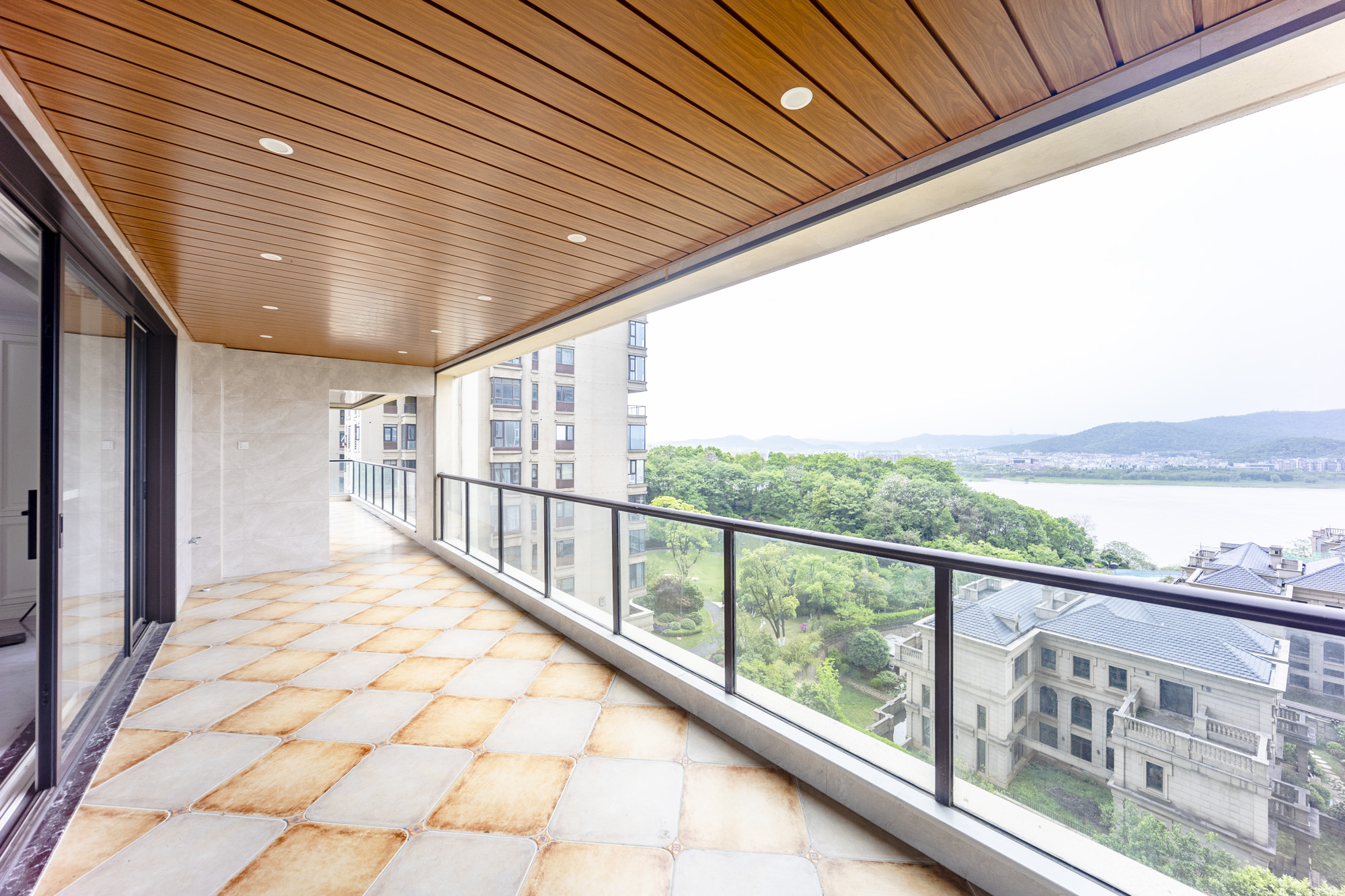 中建江山壹号  4室2厅4卫   1175.00万阳台
