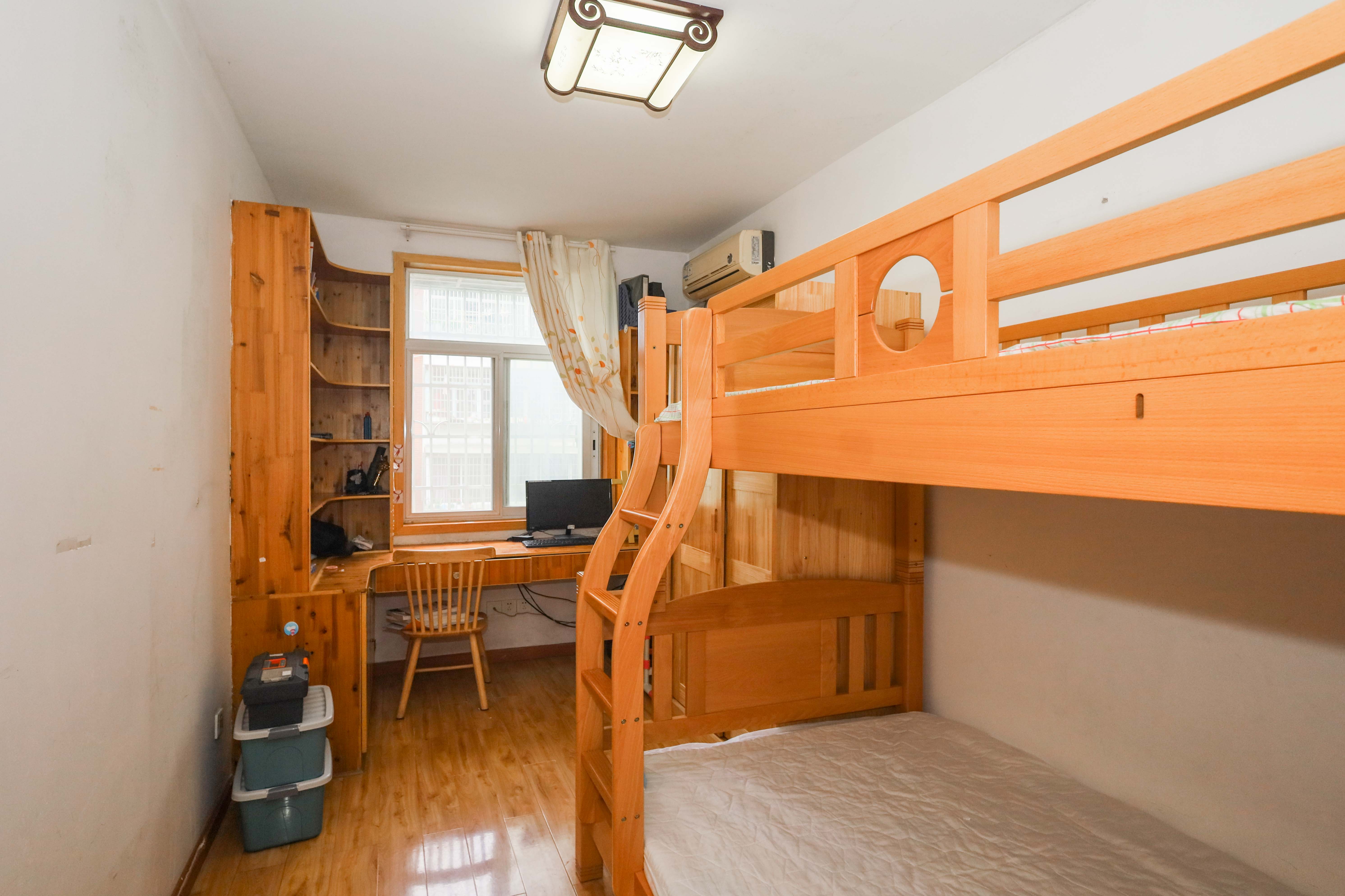 山水英伦 3室2厅2卫 72.0万 山水英伦 3室2厅2卫 72.0万卧室