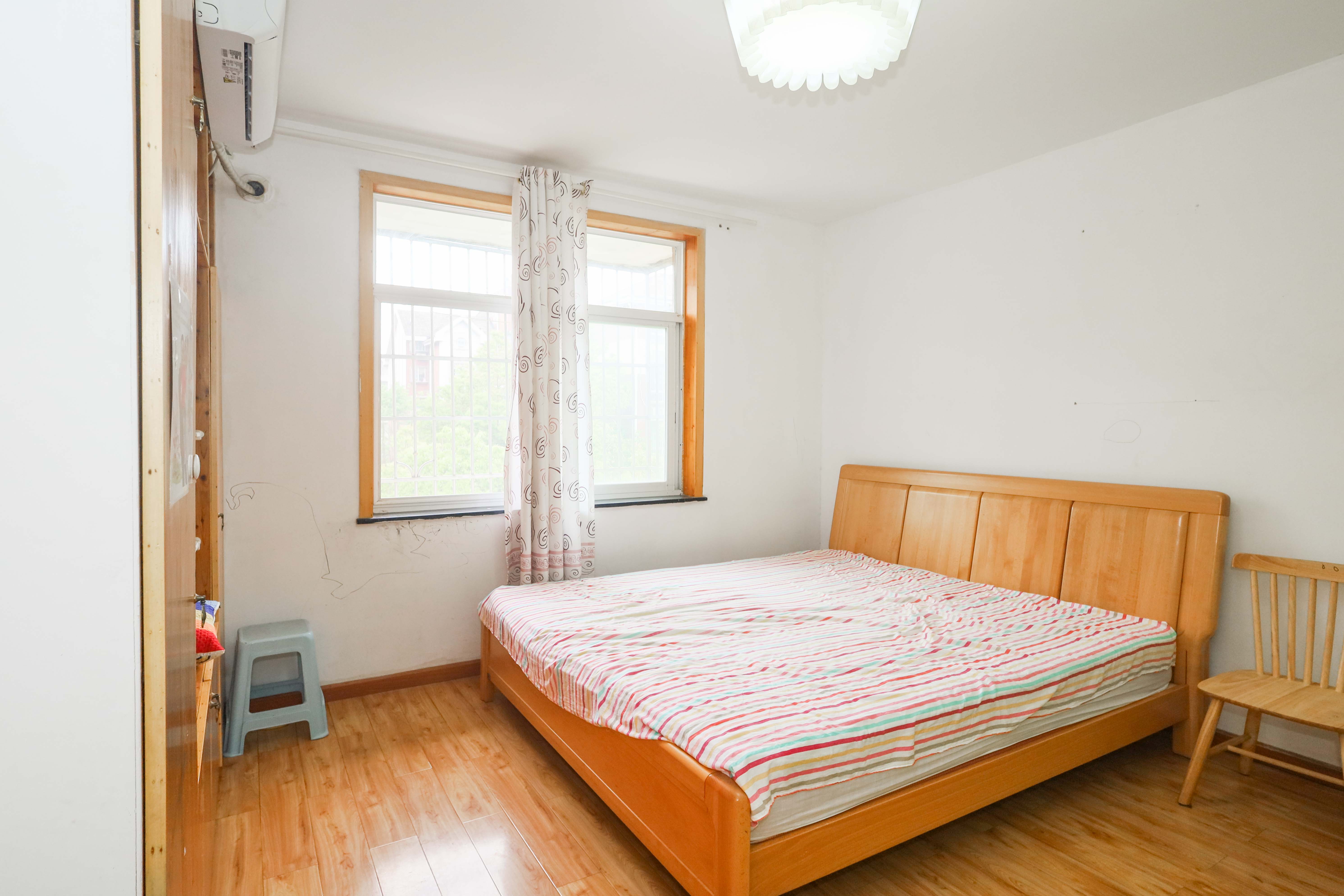 山水英伦 3室2厅2卫 72.0万 山水英伦 3室2厅2卫 72.0万卧室