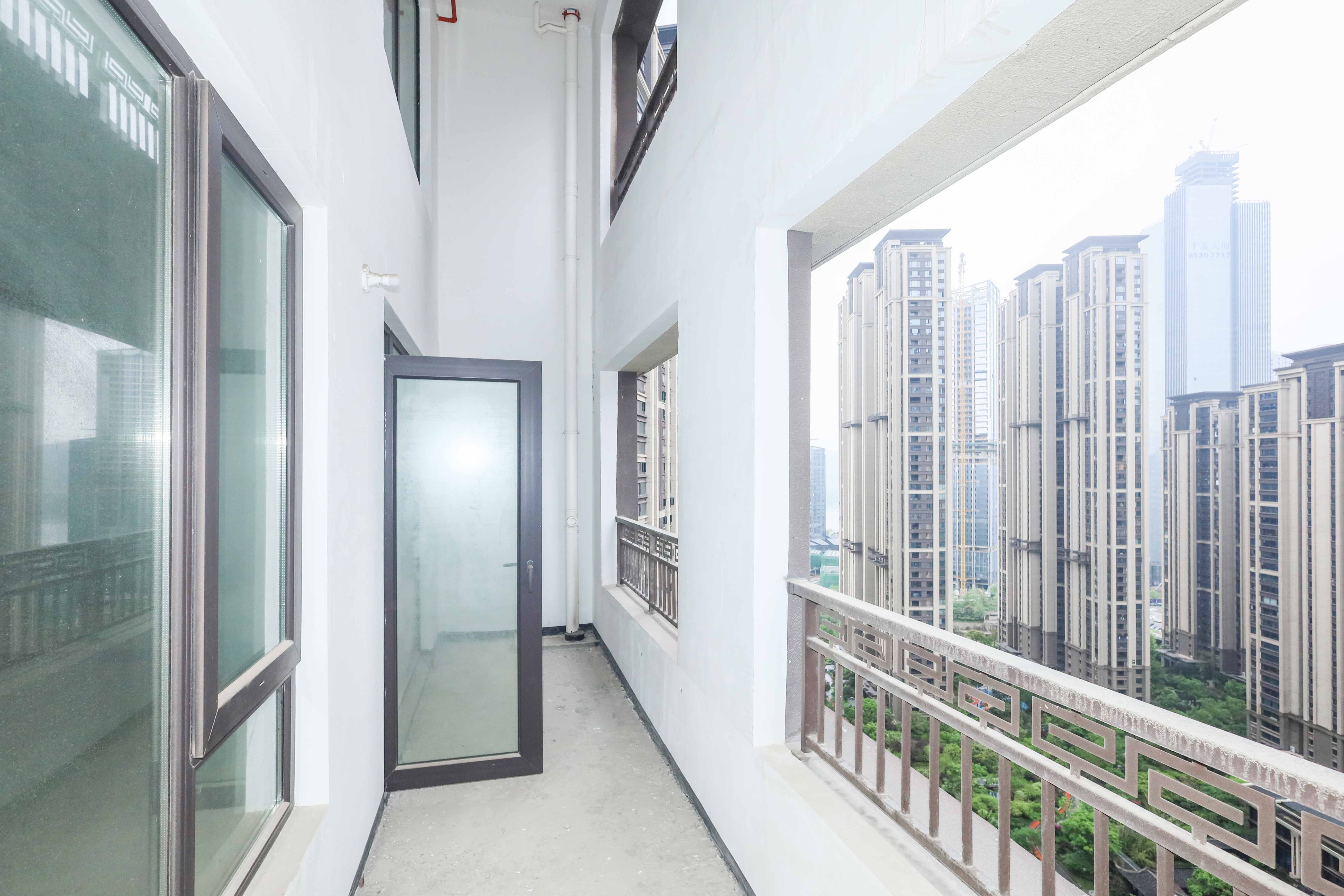 建发央著  3室2厅1卫   207.00万阳台