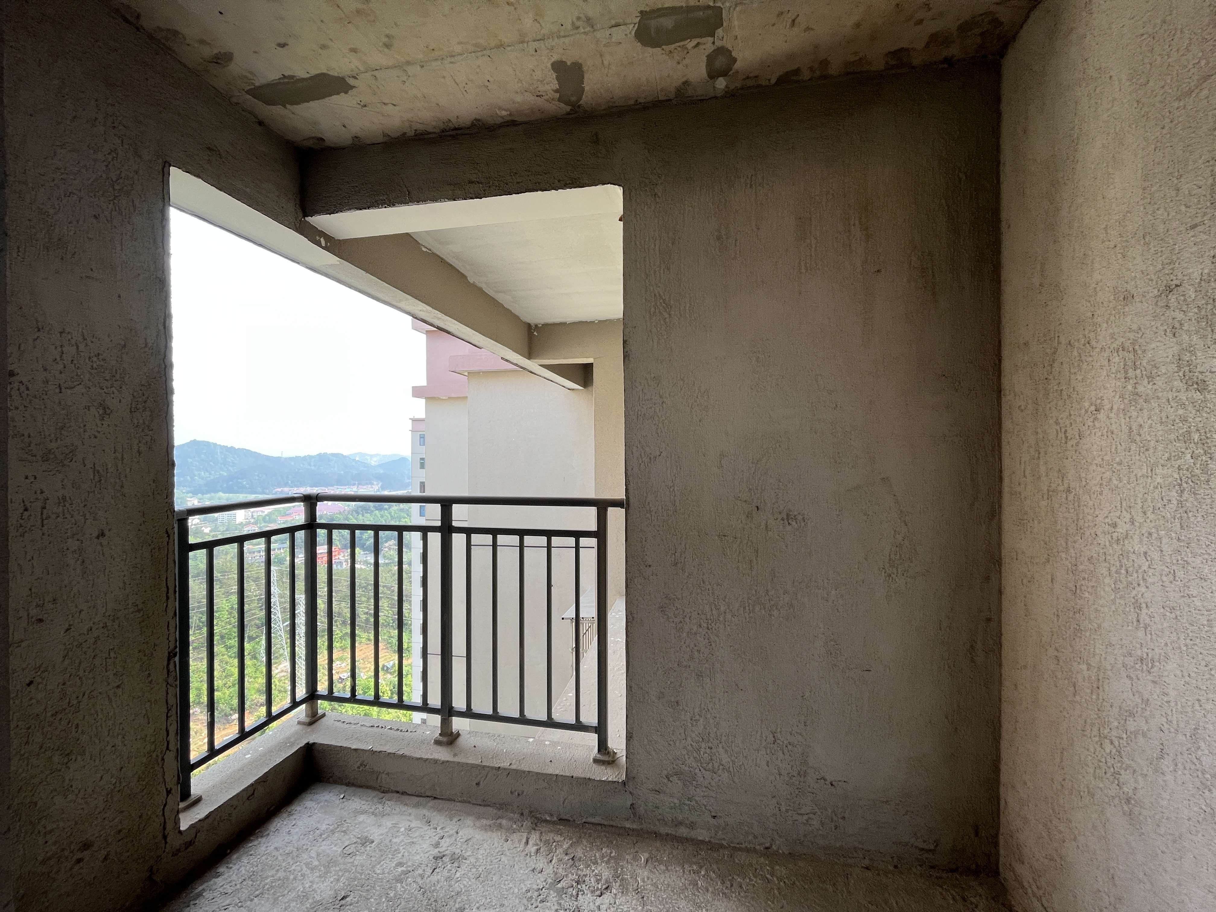 东山林语  3室2厅2卫   69.80万客厅