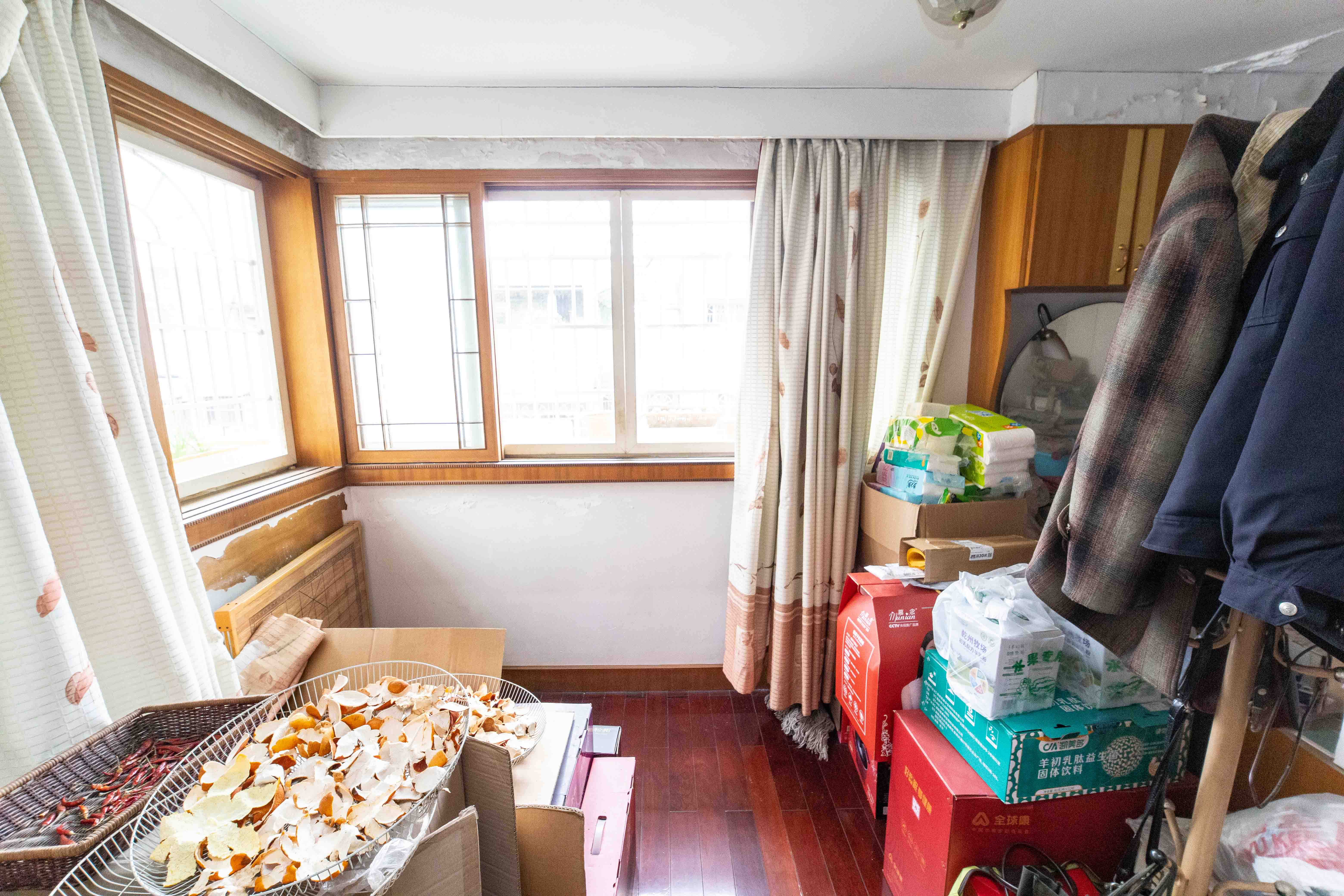 安泰新村  4室2厅2卫   66.80万阳台