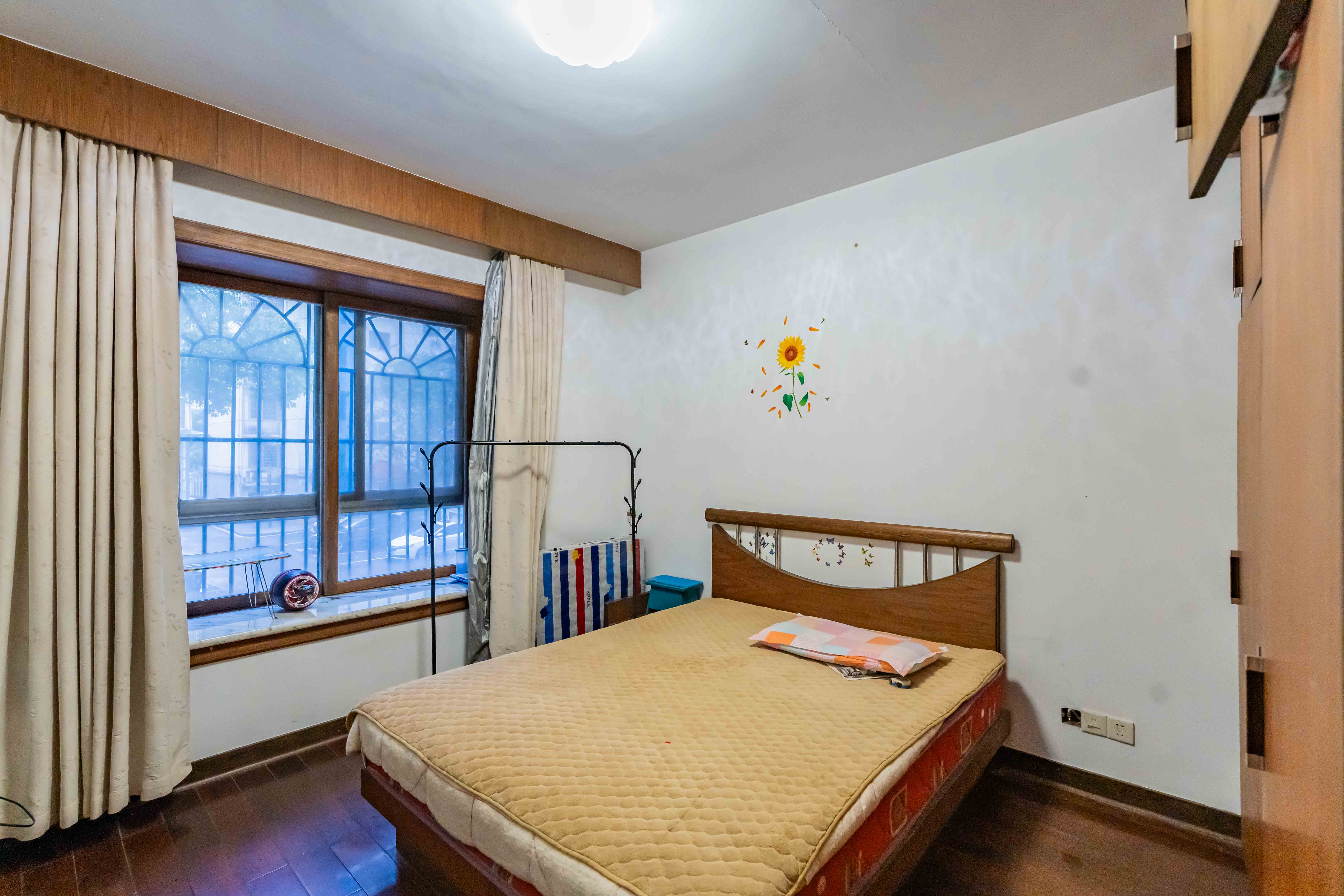 金帆小区  4室3厅1卫    90.0万 金帆小区  4室3厅1卫    90.0万卧室