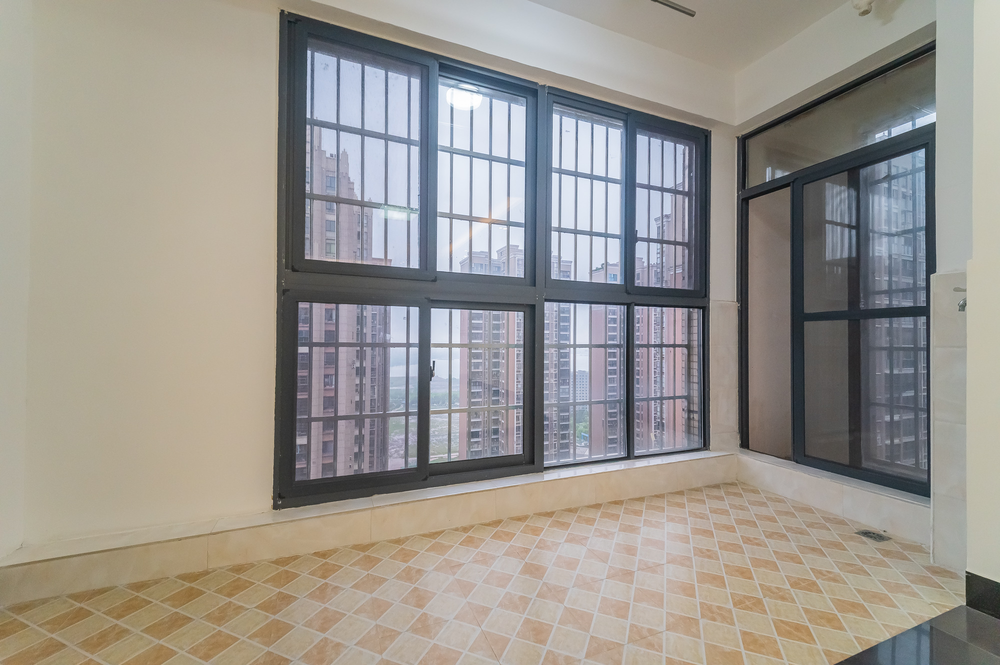 印山蓝色海岸  3室2厅1卫    68.8万 印山蓝色海岸  3室2厅1卫    68.8万阳台