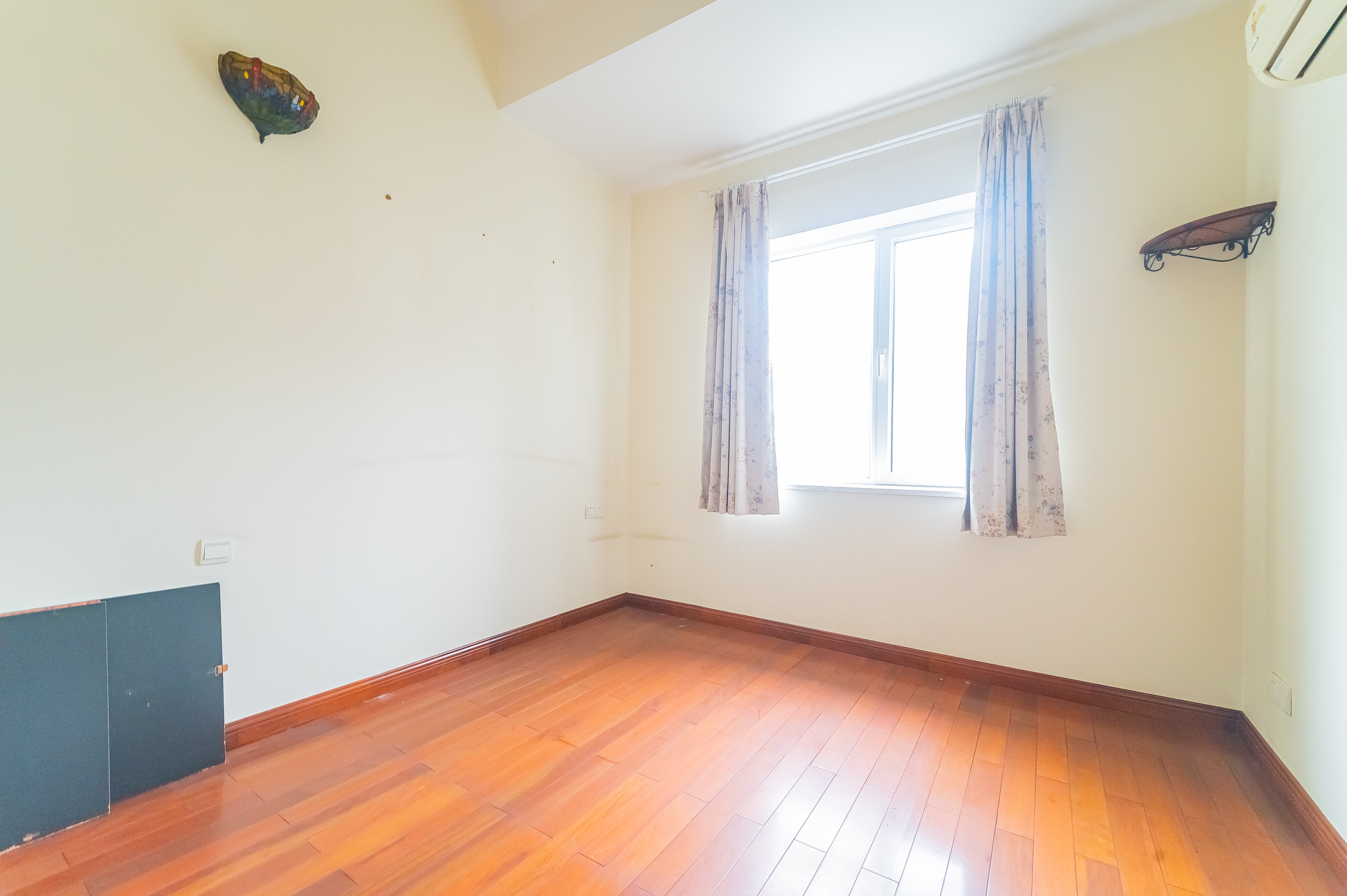 幸福里(幸福里一期) 5室2厅3卫 118.0万 幸福里(幸福里一期) 5室2厅3卫 118.0万卧室