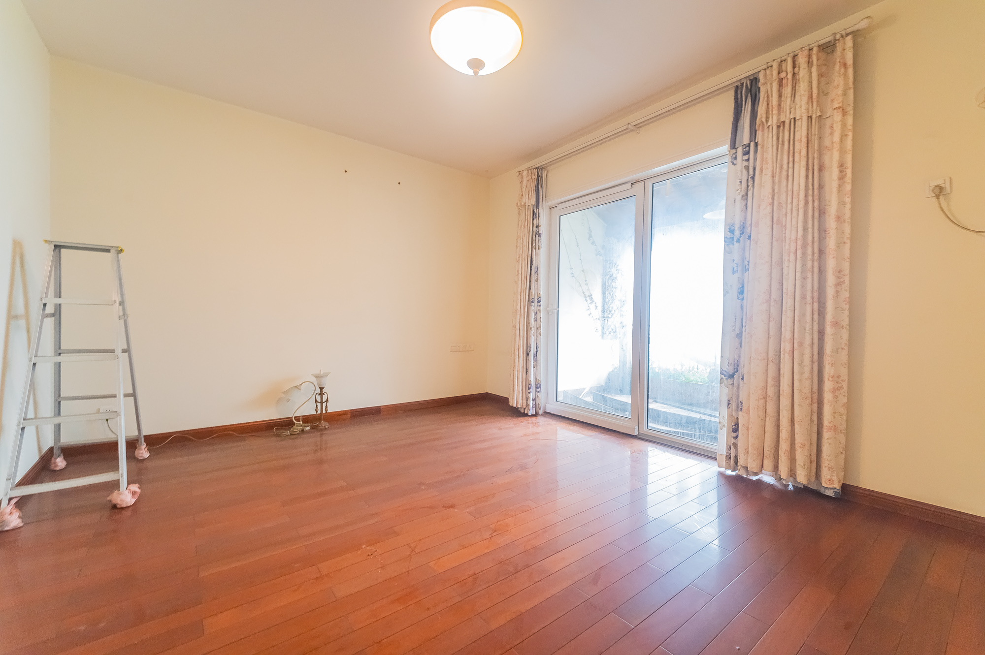 幸福里(幸福里一期) 5室2厅3卫 118.0万 幸福里(幸福里一期) 5室2厅3卫 118.0万卧室