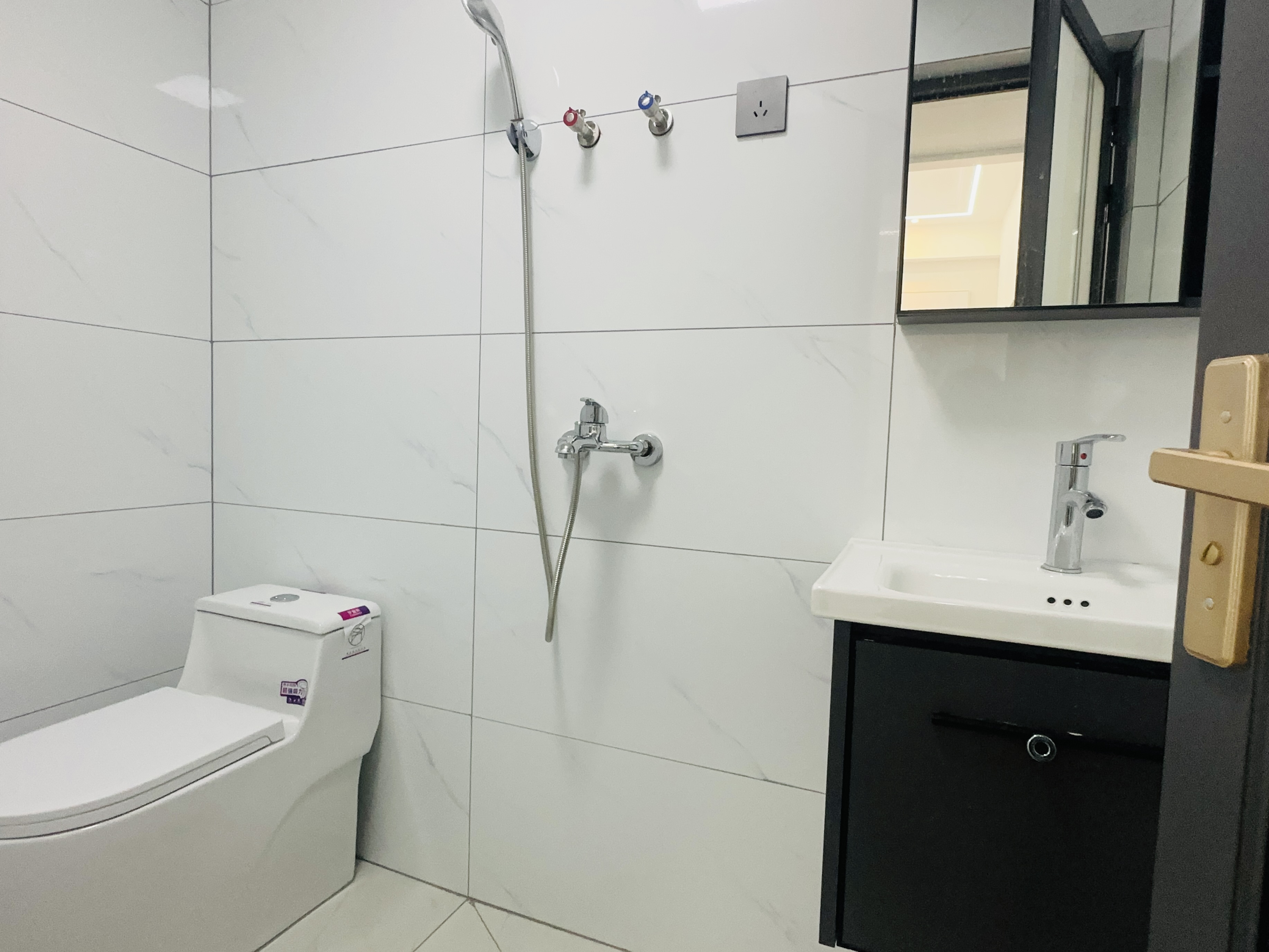 正昊大厦 3室2厅1卫 125.0万 正昊大厦 3室2厅1卫 125.0万卫生间