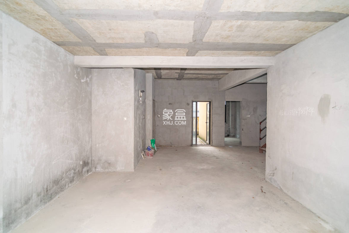 润和紫郡一期 5室2厅2卫 210.0万 润和紫郡一期 5室2厅2卫 210.0万客厅