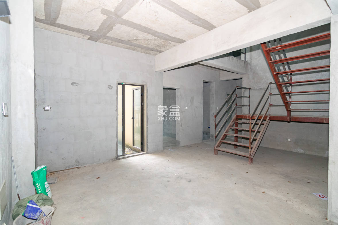 润和紫郡一期 5室2厅2卫 210.0万 润和紫郡一期 5室2厅2卫 210.0万客厅