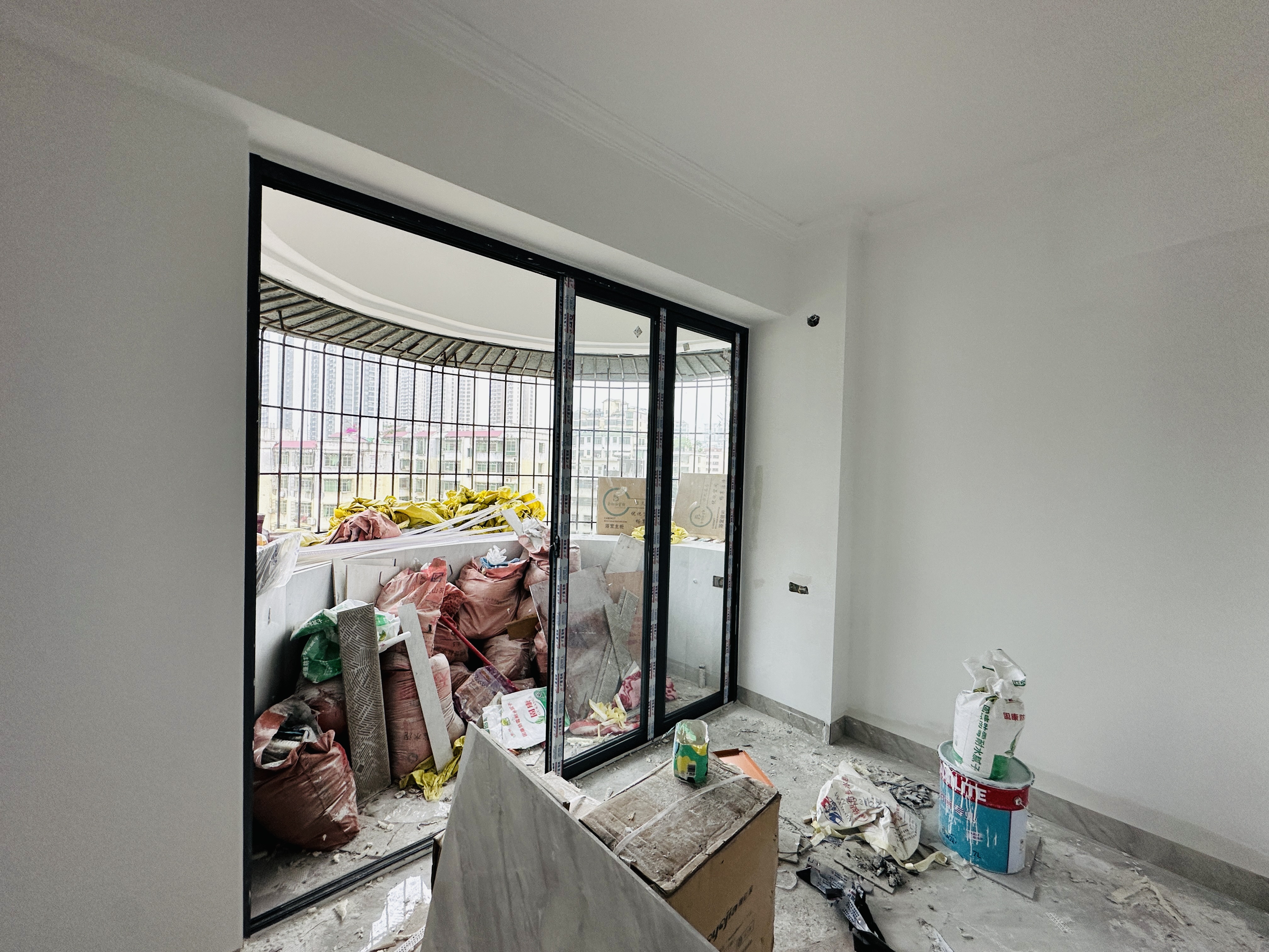 虹冠大厦  1室2厅1卫    52.8万客厅